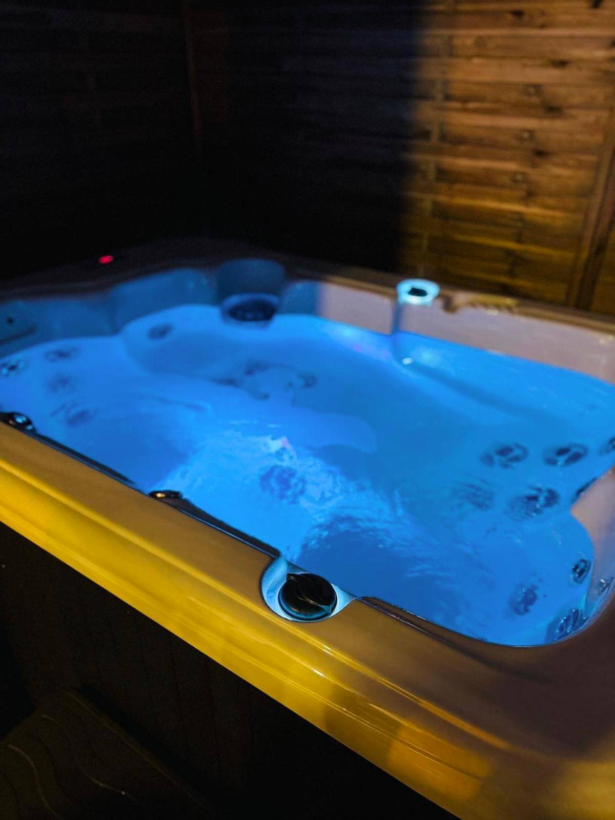 Jacuzzi privatif avec éclairage bleu - Love Room Aucamville - Secrète loft