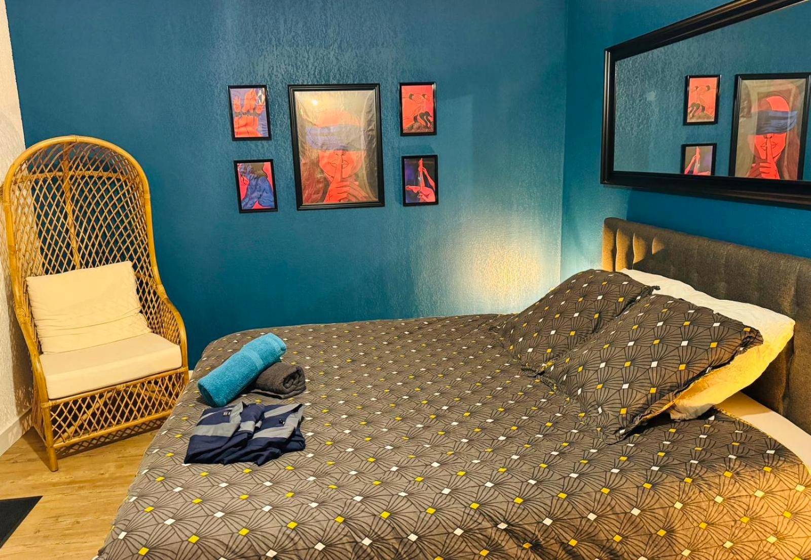 Chambre avec lit double et fauteuil en rotin - Secrète loft
