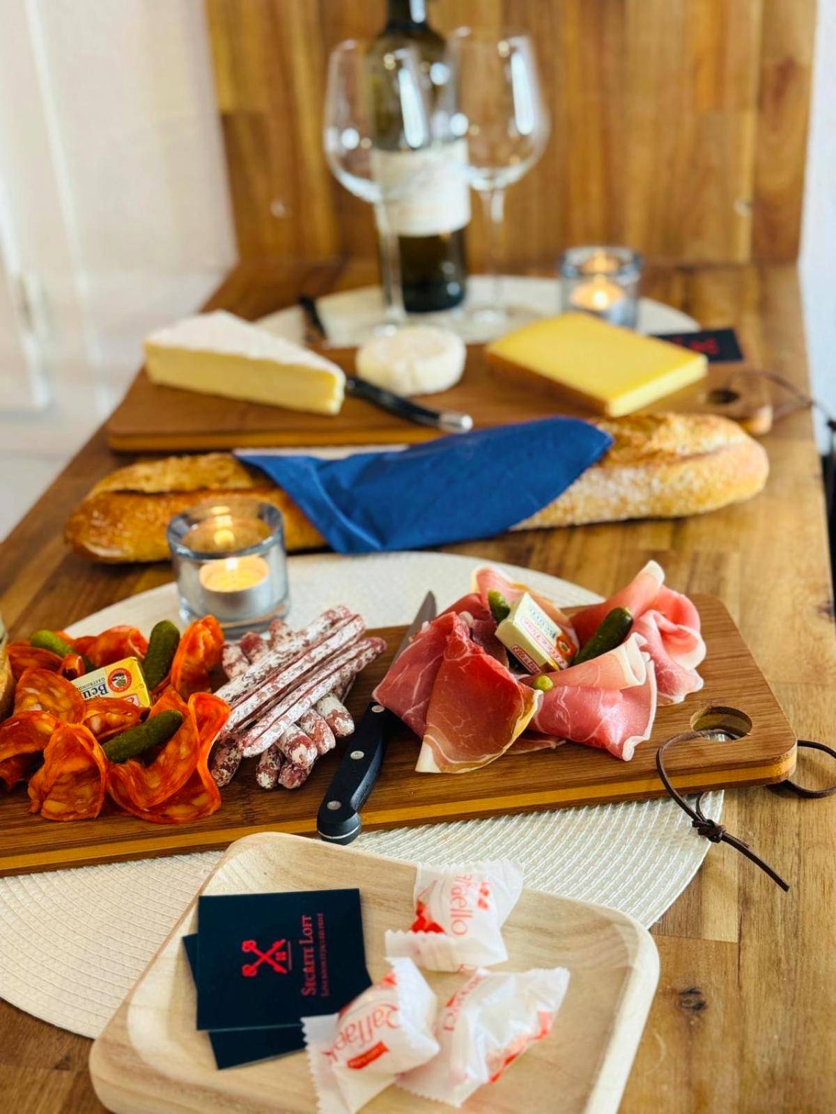 Planche de charcuterie et fromage avec vin - Secrète loft