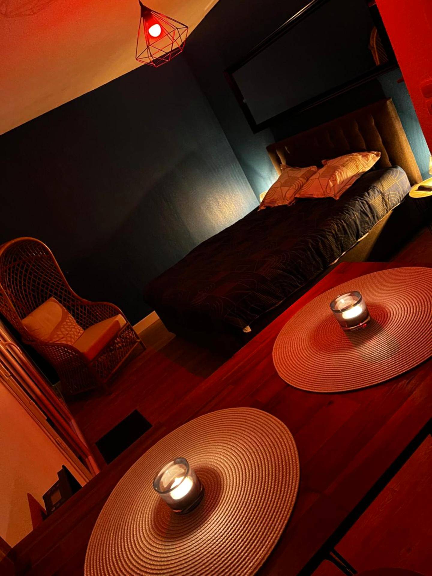 Ambiance tamisée avec bougies et lit double - Secrète loft