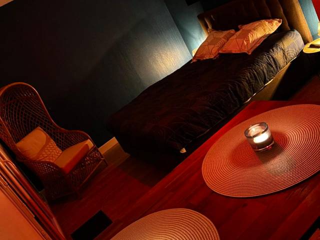Ambiance tamisée avec bougies et lit double - Secrète loft