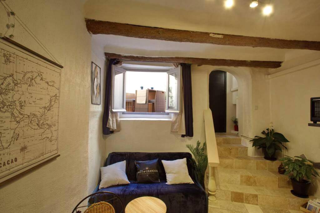 Vue sur le salon et escalier en pierre - Les Secrets d'Alcôve, nuits Romantiques avec SPA