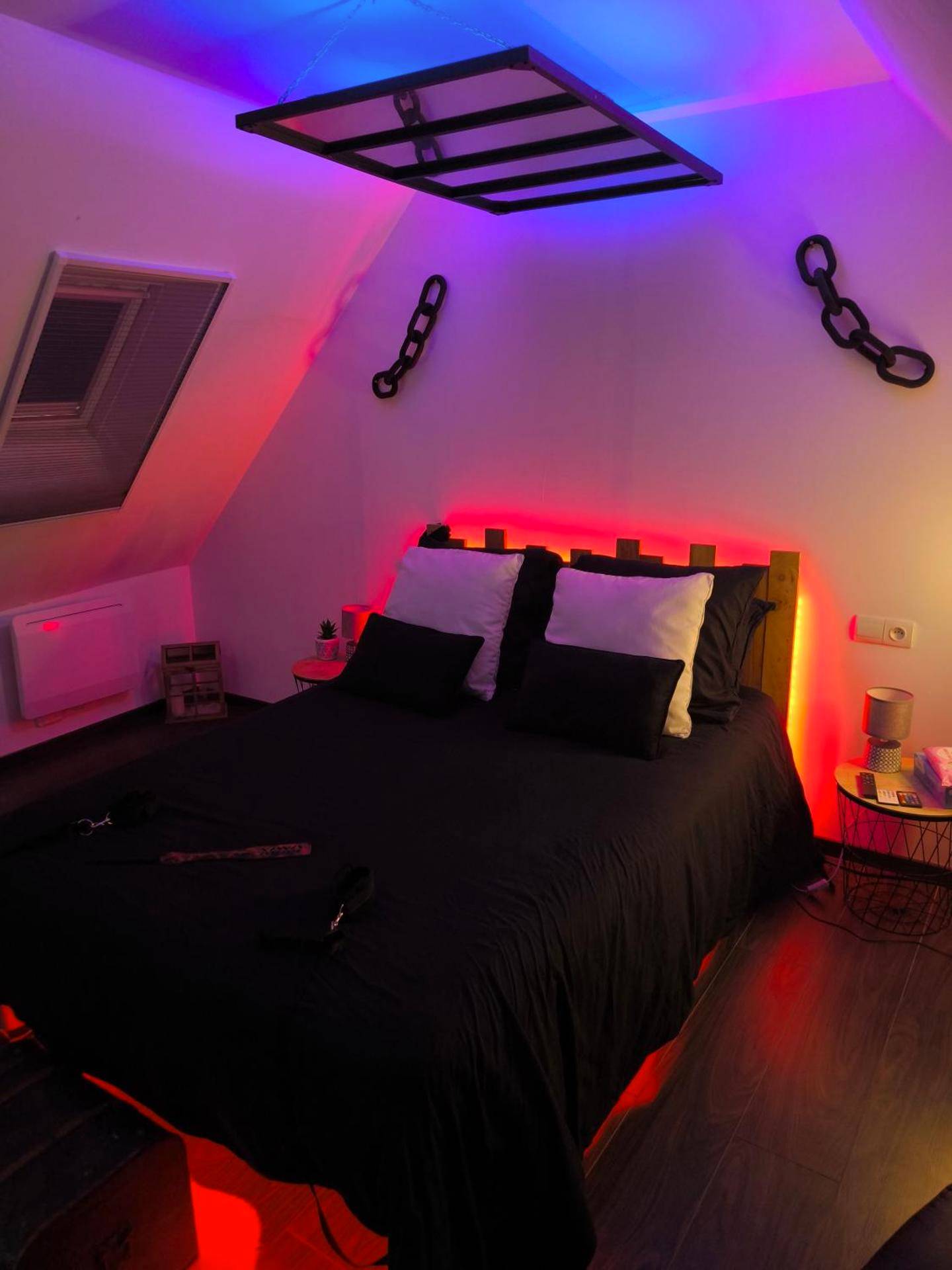 Lit double avec éclairage LED et chaînes murales - Les Secrets d'Amandine