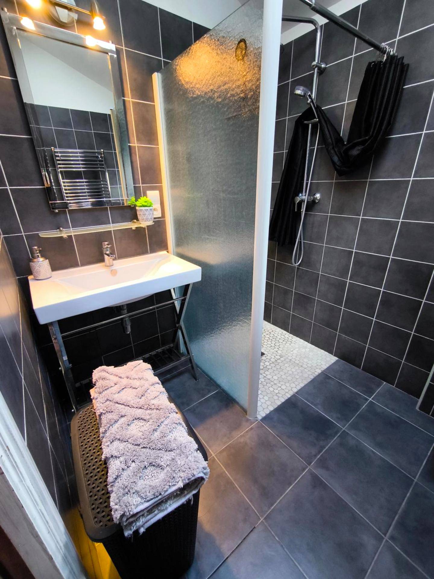 Salle de bain moderne avec douche à l'italienne - Les Secrets d'Amandine