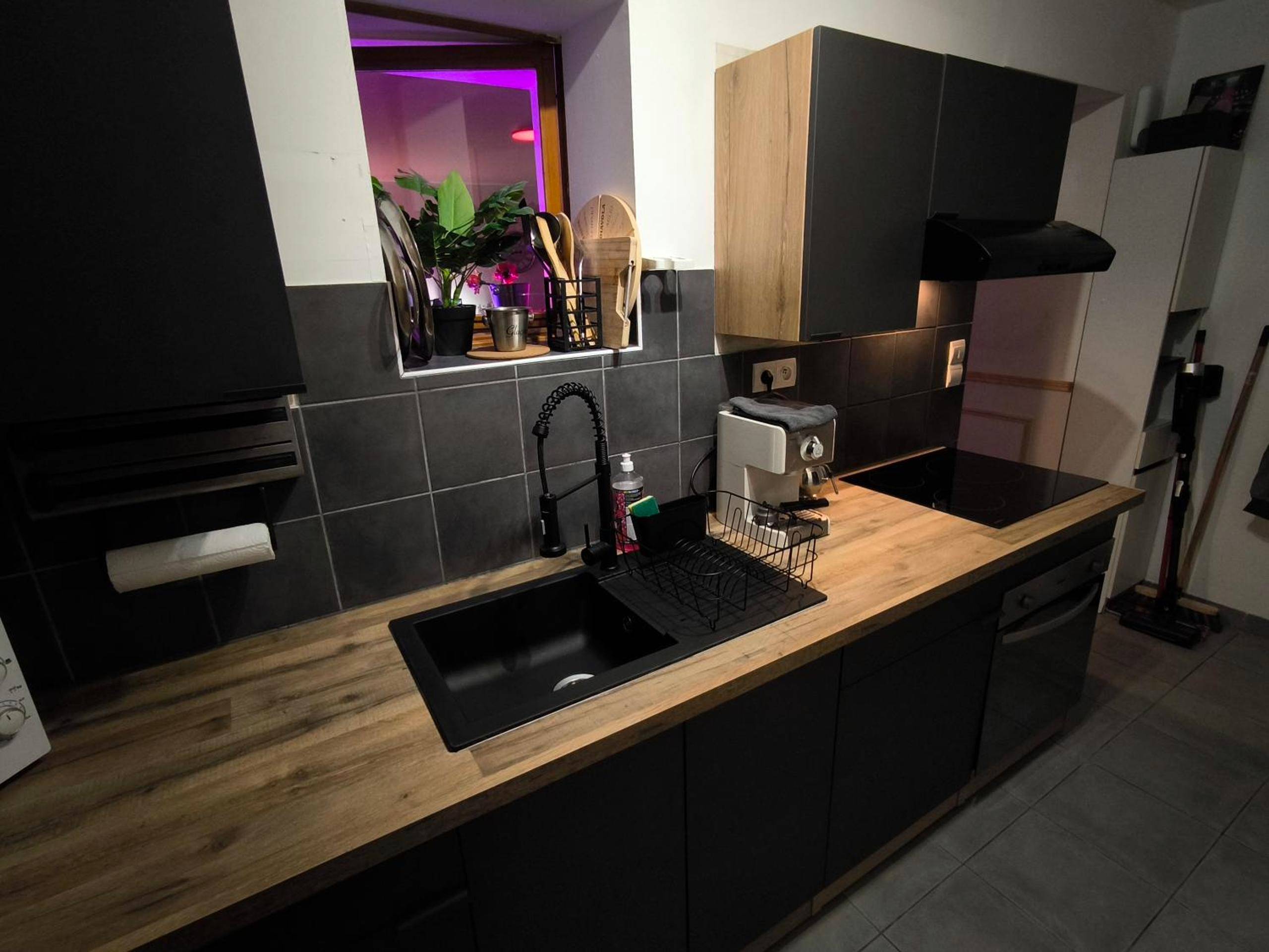 Cuisine équipée avec plan de travail en bois - Les Secrets d'Amandine