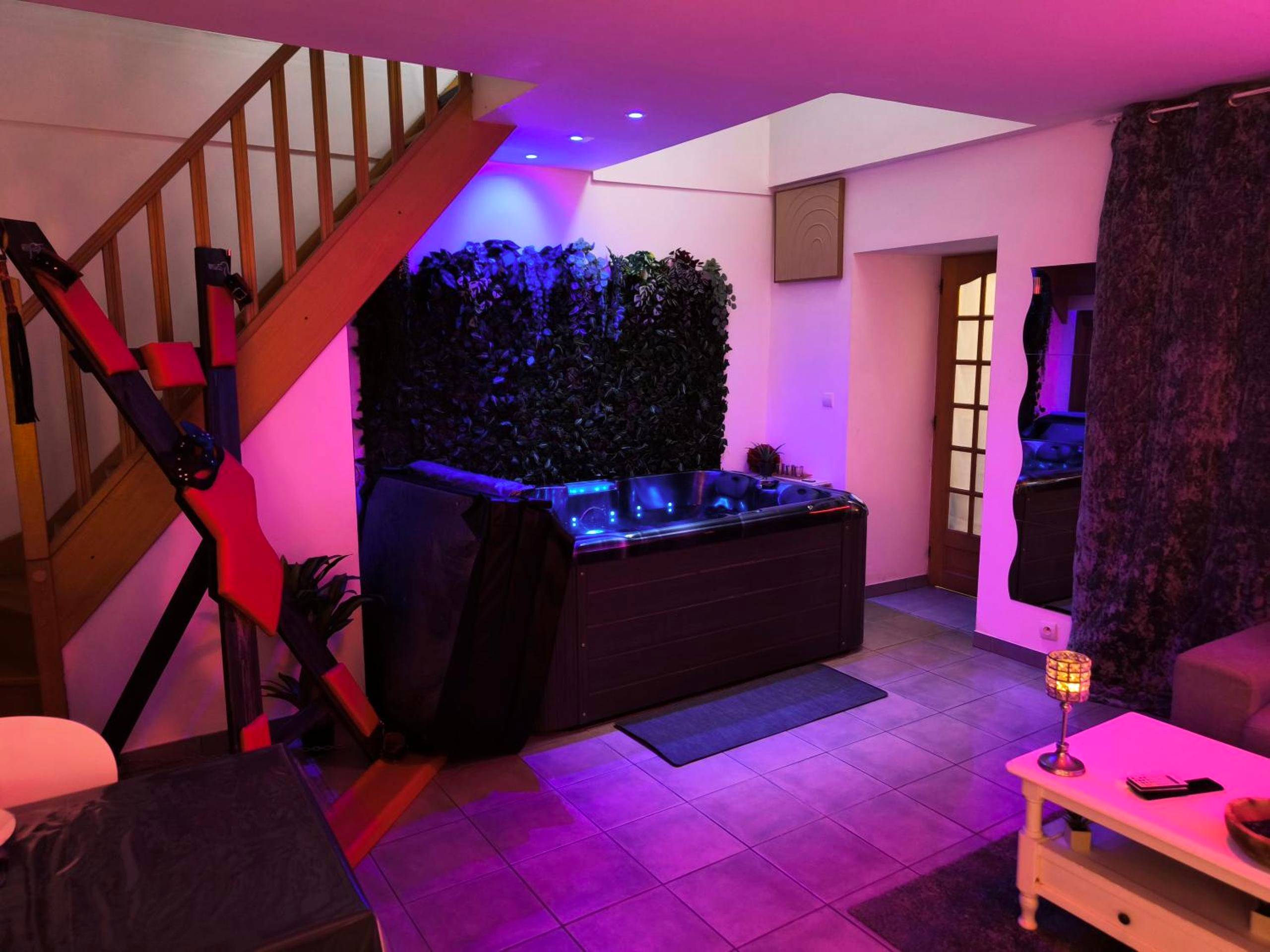 Espace détente avec jacuzzi et croix de Saint - André - Les Secrets d'Amandine