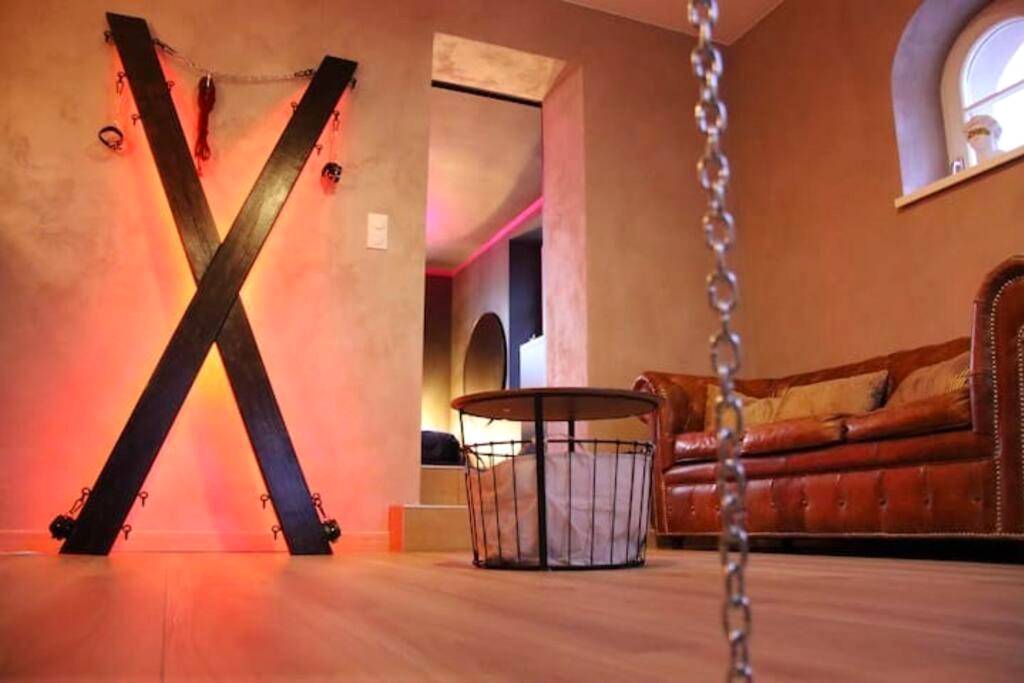 Croix de Saint - André et canapé Chesterfield - Love Room Lichtenberg - Les Secrets du Château - Love Room