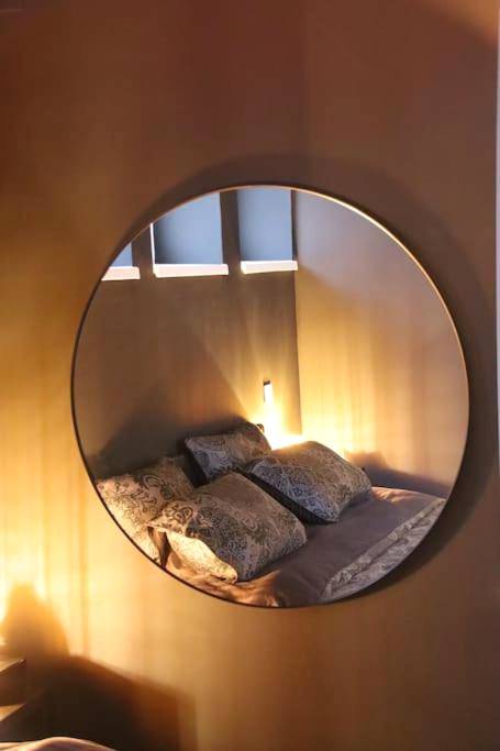 Reflet du lit dans un miroir circulaire - Les Secrets du Château - Love Room
