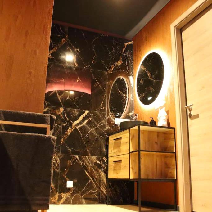 Meuble vasque en bois et miroir rétroéclairé - Les Secrets du Château - Love Room