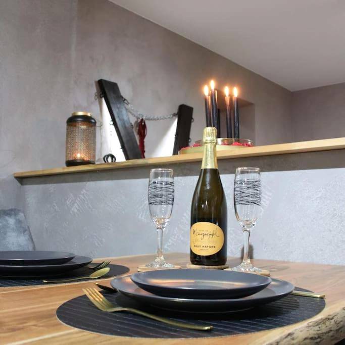 Table dressée avec champagne et bougies - Les Secrets du Château - Love Room