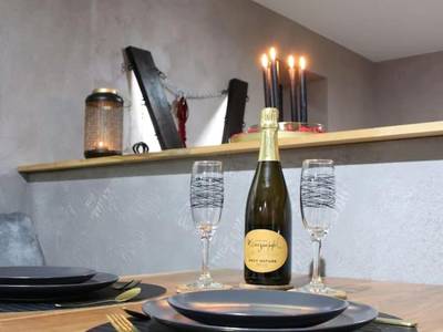 Table dressée avec champagne et bougies - Les Secrets du Château - Love Room