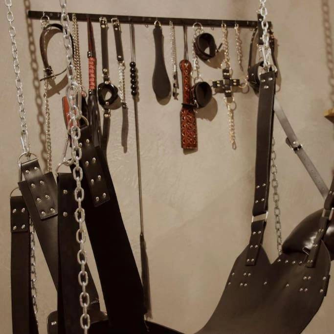 Balançoire et accessoires de jeux érotiques - Les Secrets du Château - Love Room