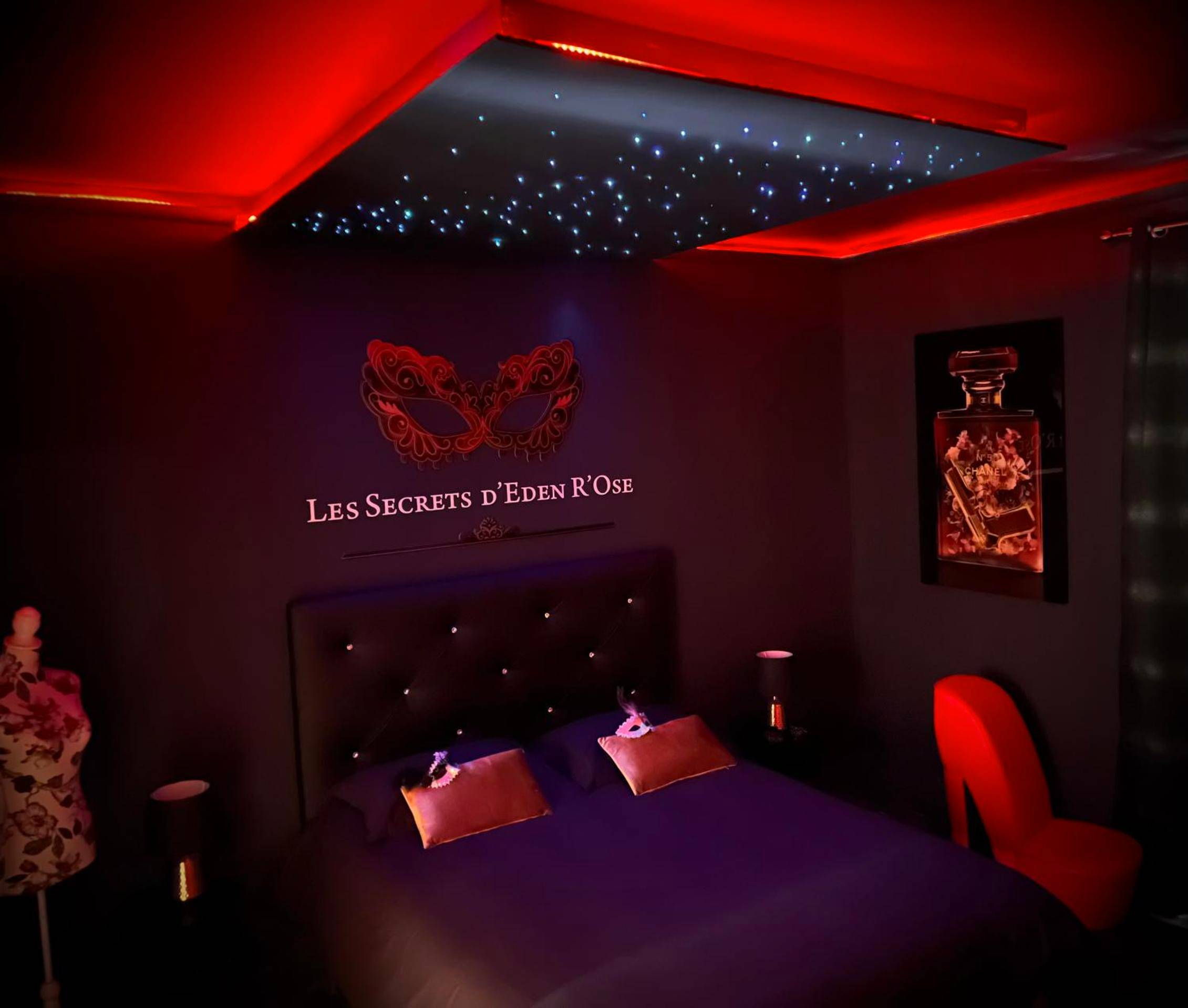 Lit double sous ciel étoilé et néons rouges - Love Room Limoges - Suite Love Room Les Secrets d'Eden Rose - escapade...