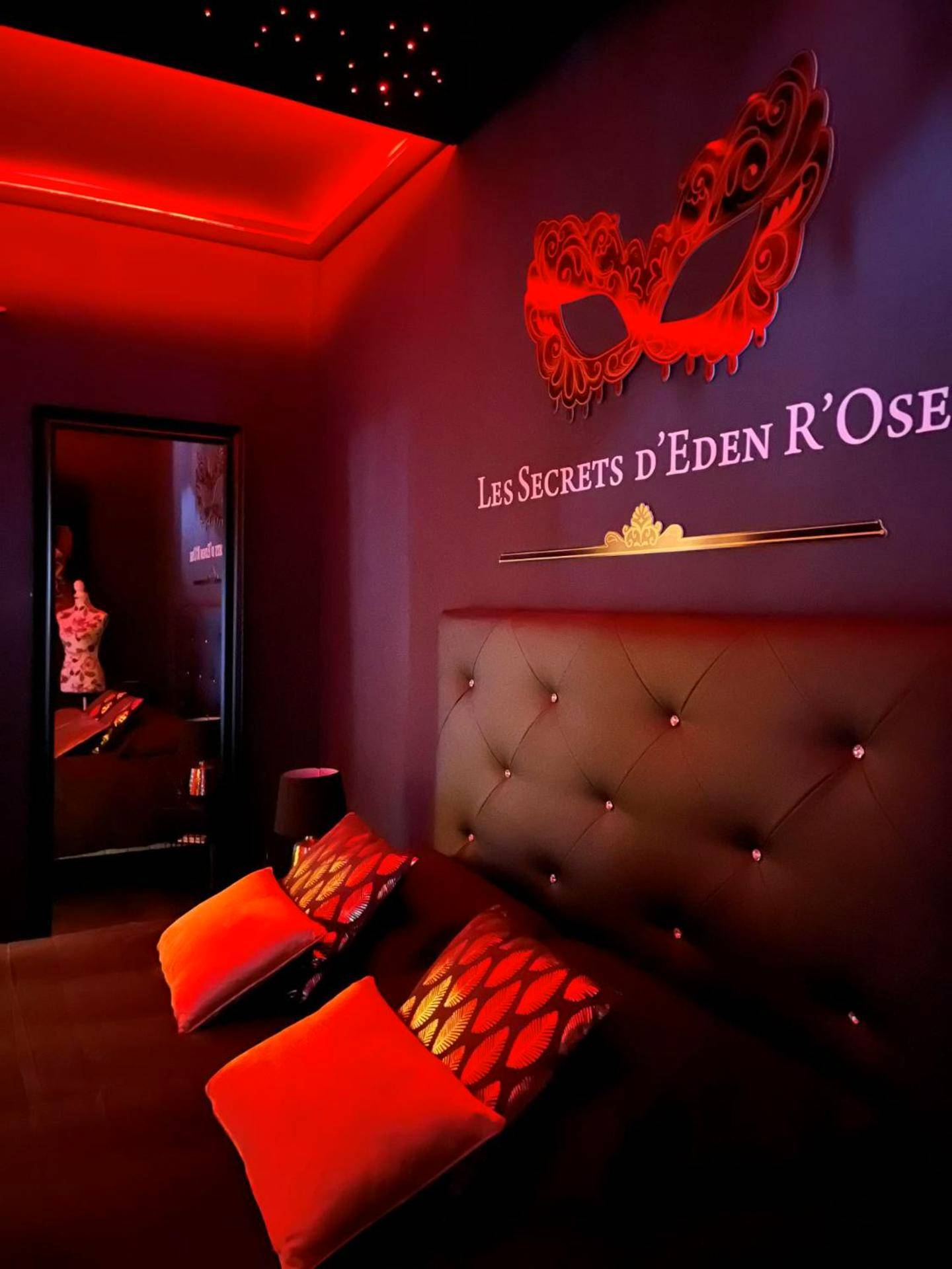 Tête de lit capitonnée et décoration murale - Suite Love Room Les Secrets d'Eden Rose - escapade romantique à 2