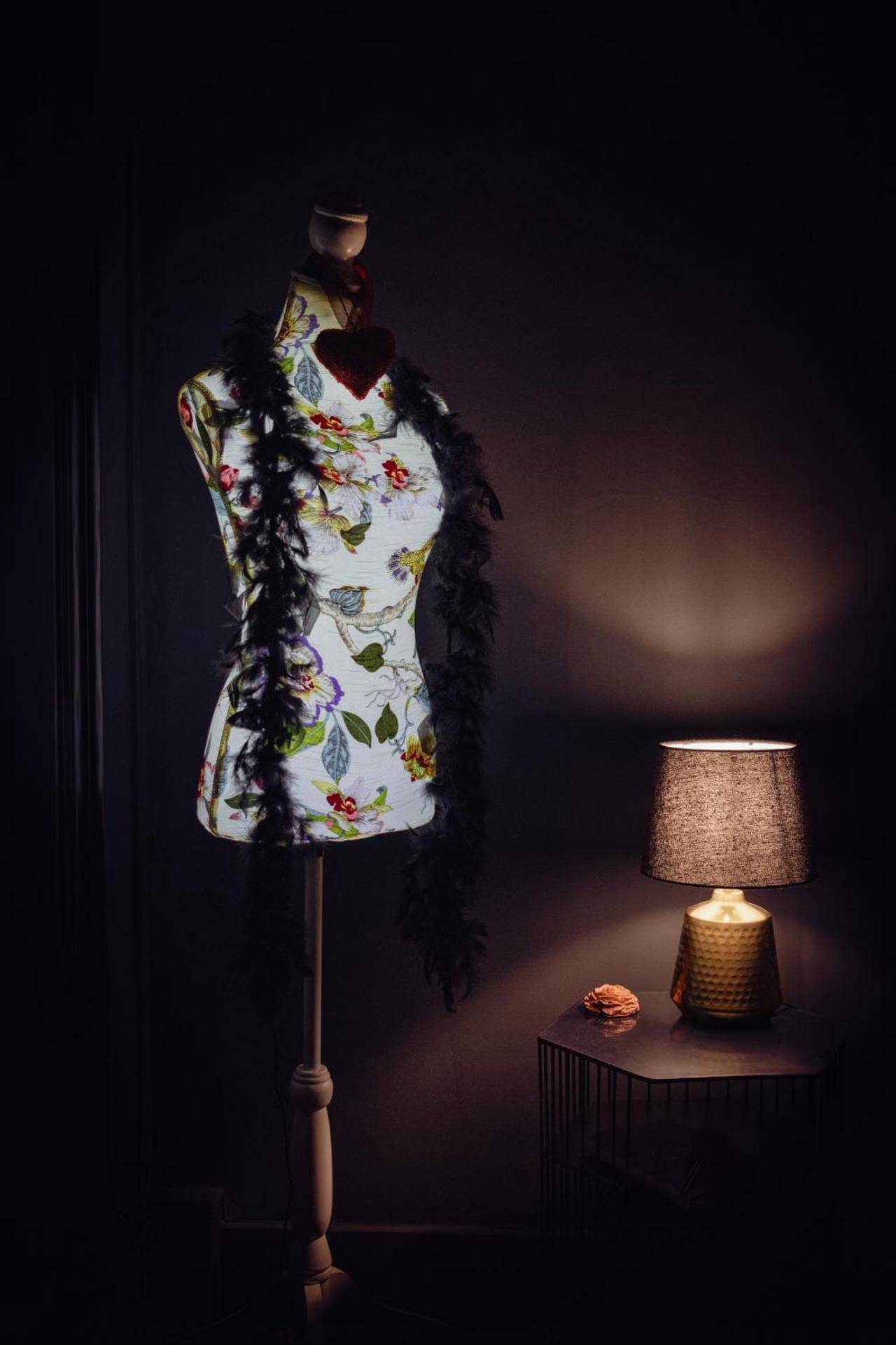 Mannequin décoratif avec boa et lampe de chevet - Suite Love Room Les Secrets d'Eden Rose - escapade romantique à 2