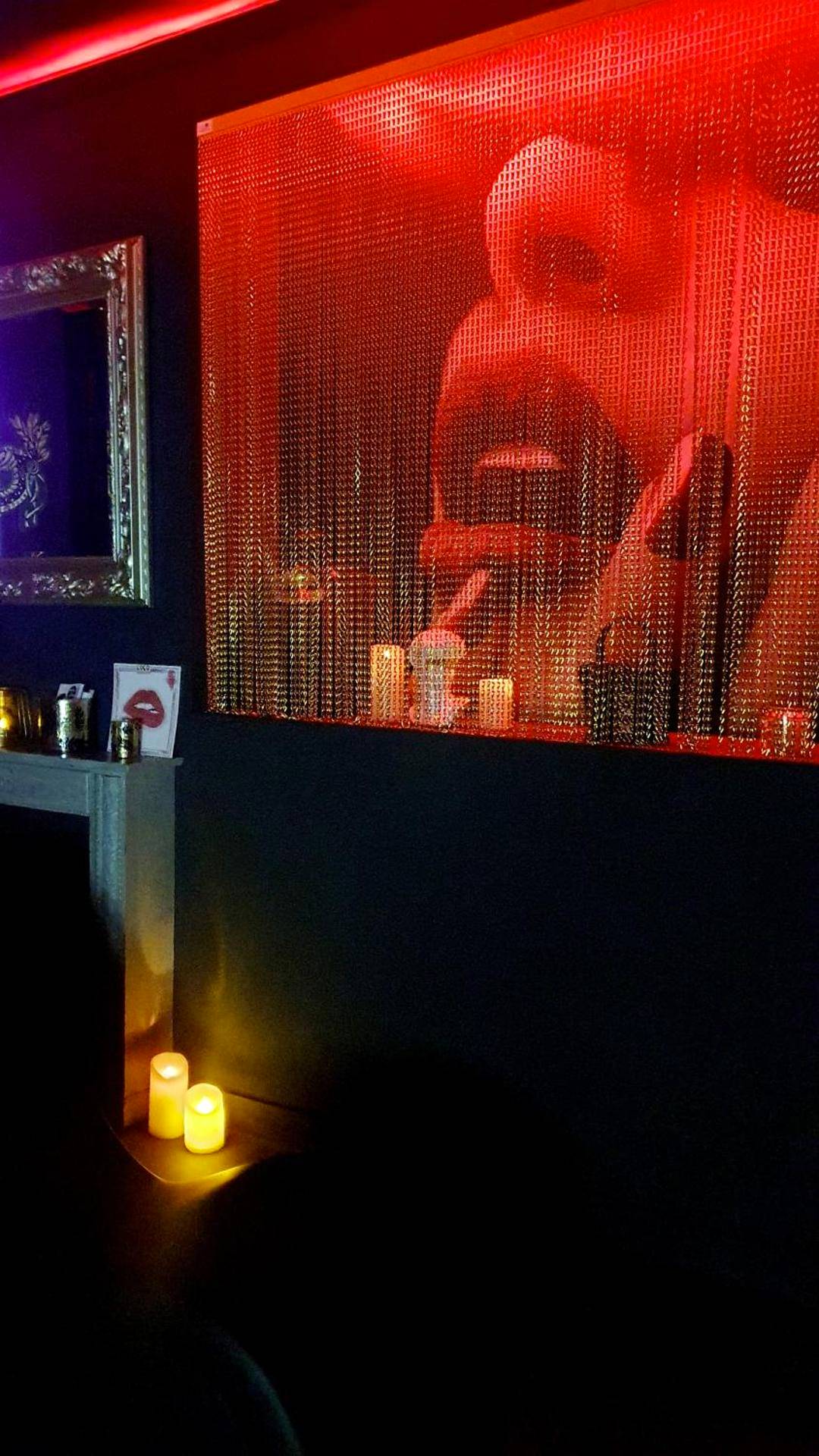 Rideau de perles rétroéclairé et bougies - Suite Love Room Les Secrets d'Eden Rose - escapade romantique à 2