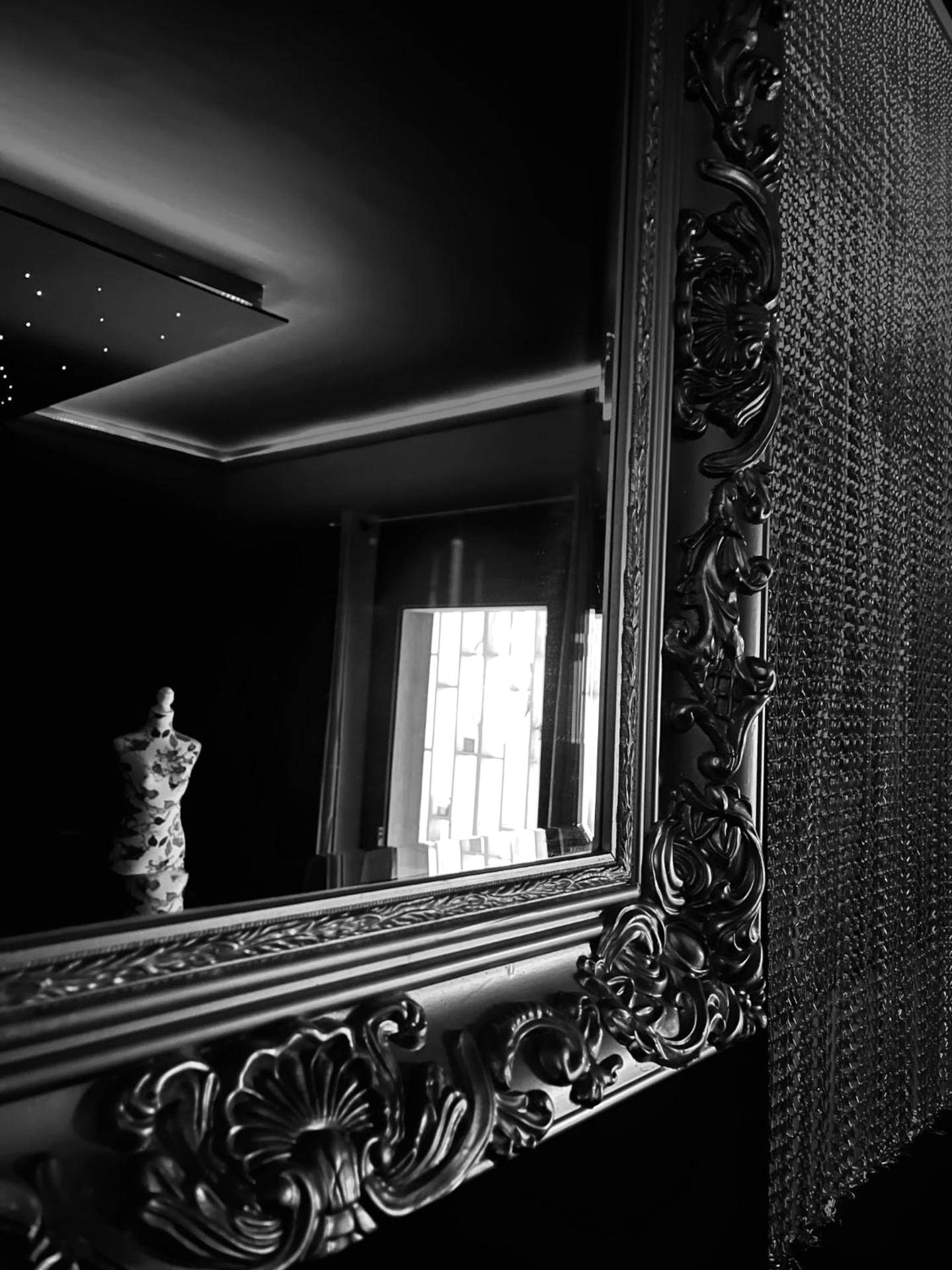Miroir baroque noir avec reflets de la chambre - Suite Love Room Les Secrets d'Eden Rose - escapade romantique à 2