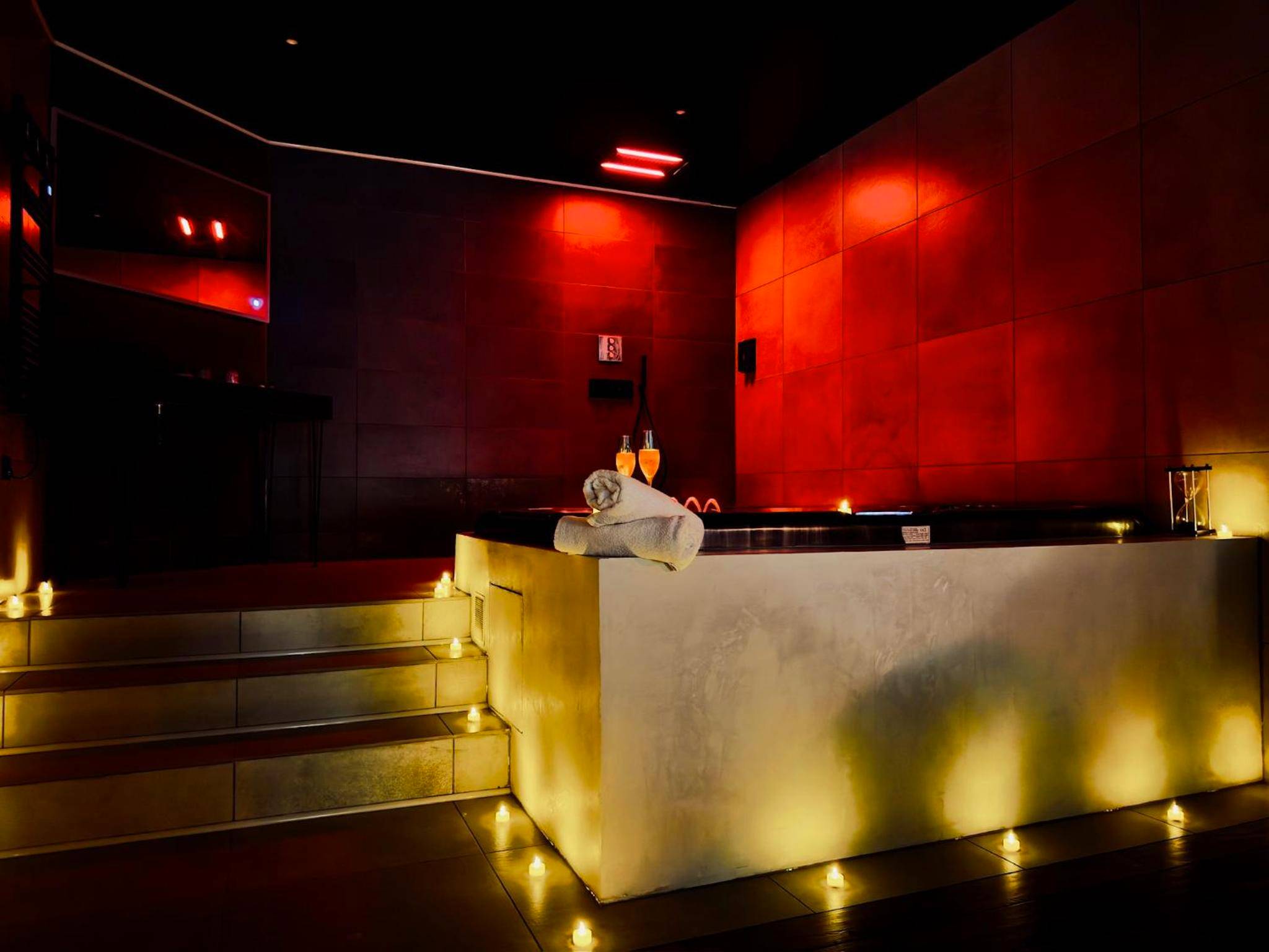 Jacuzzi privatif entouré de bougies - Les secrets d'Eros - DAX