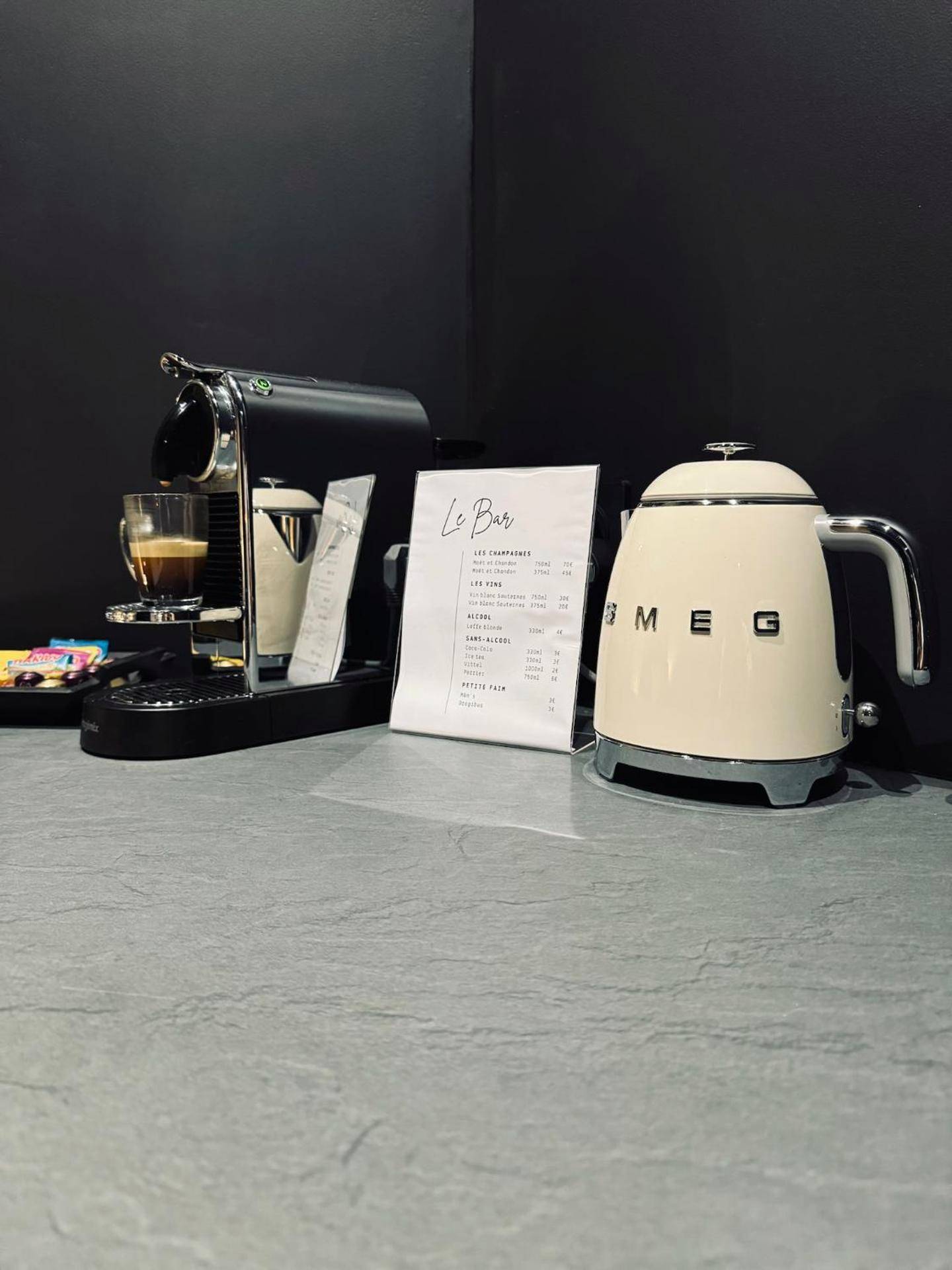 Espace café avec machine et bouilloire Smeg - Les secrets d'Eros - DAX