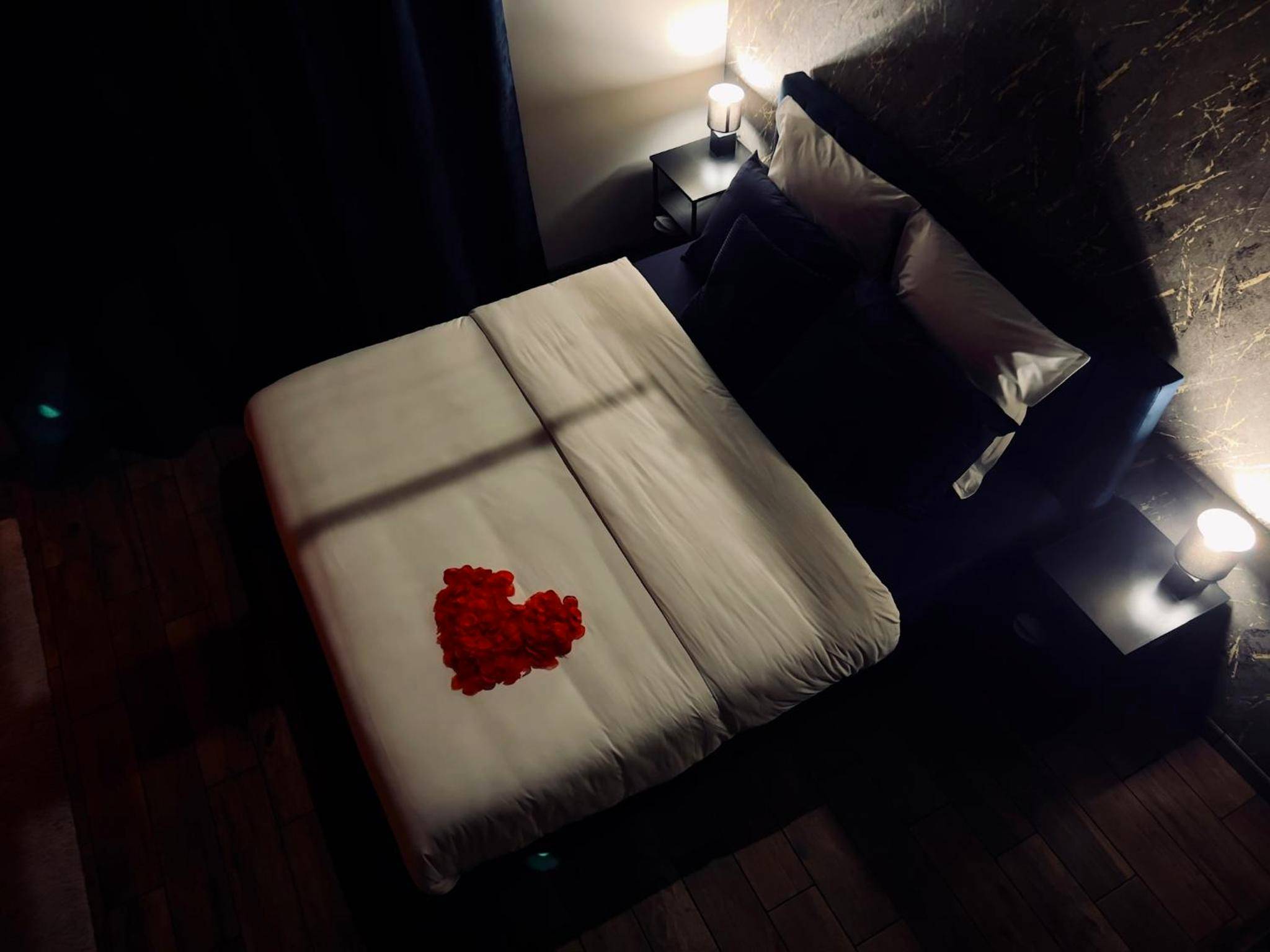 Lit double avec cœur en pétales de roses - Les secrets d'Eros - DAX