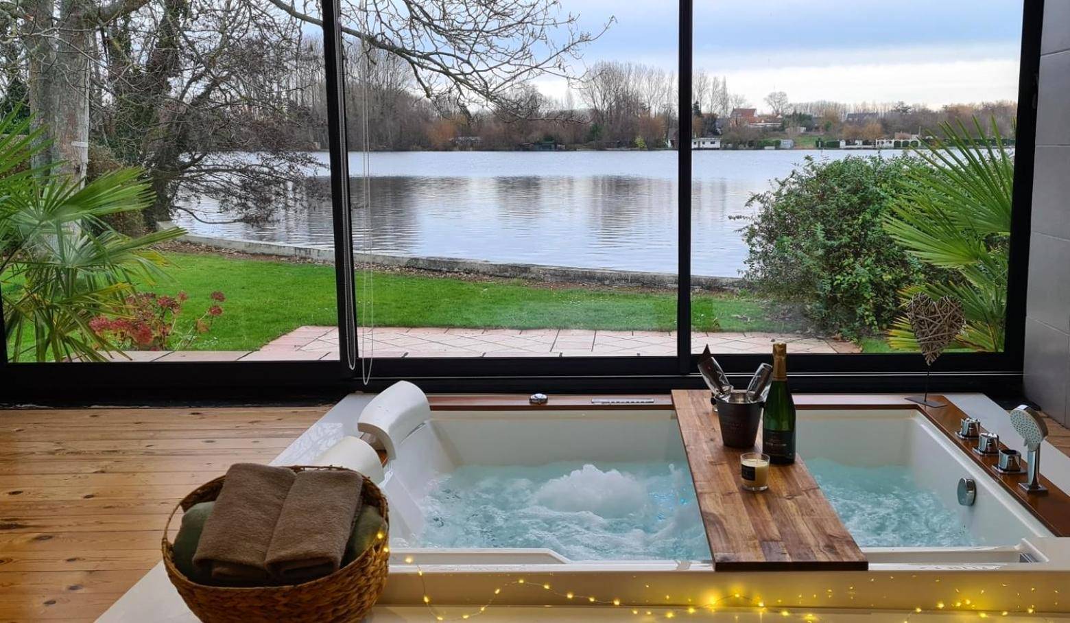 Jacuzzi face au lac avec plateau de champagne - Love Room Ardres - Les Secrets du Lac