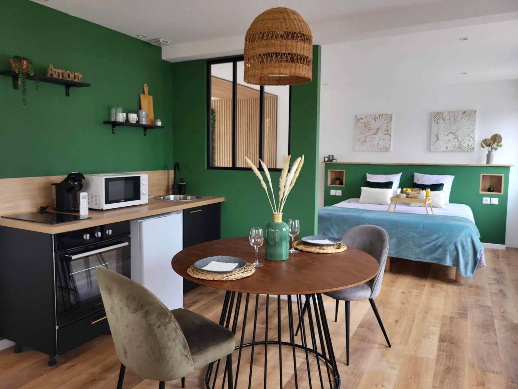 Espace de vie avec cuisine et coin repas - Les Secrets du Lac