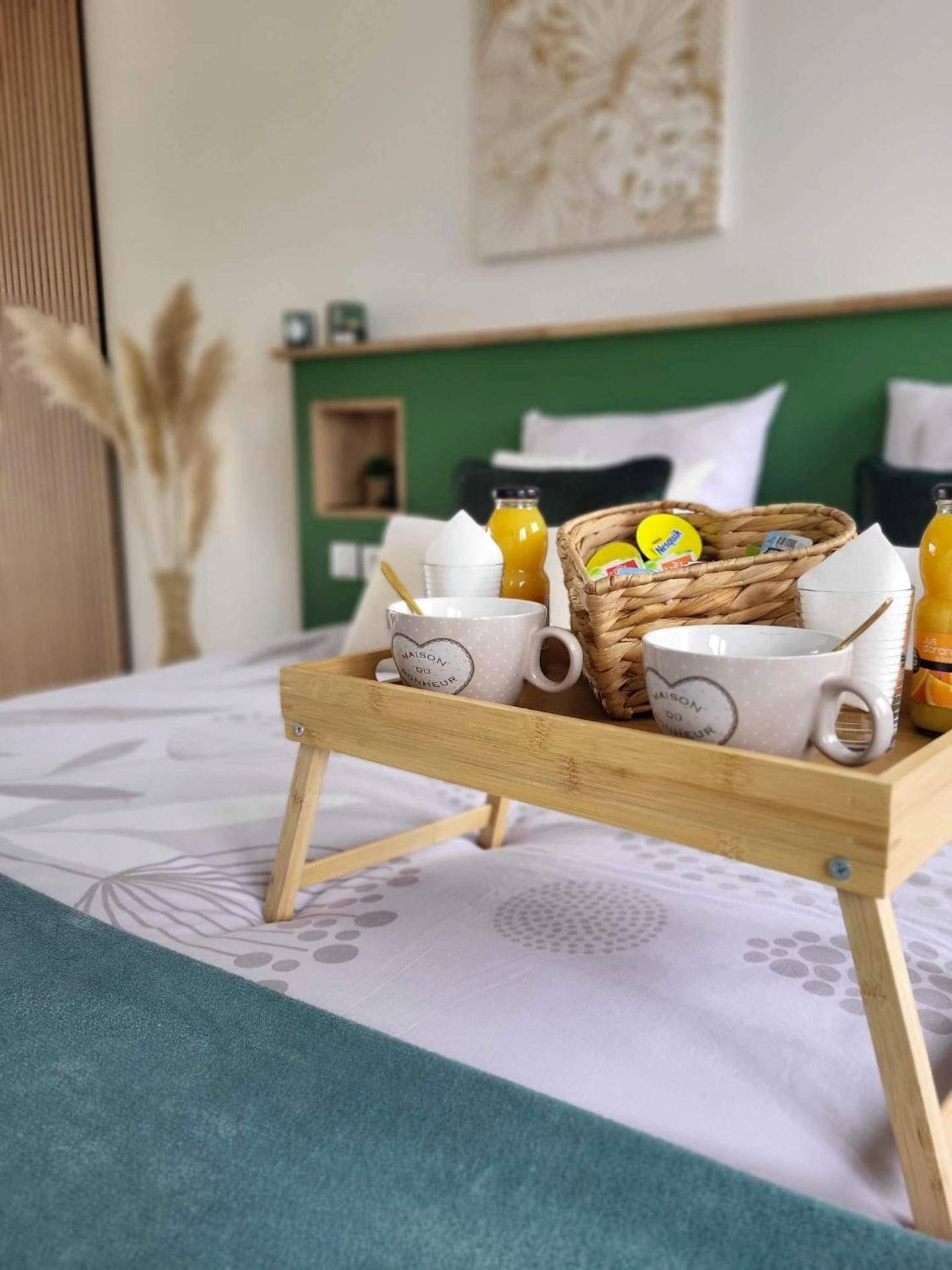 Plateau petit - déjeuner servi sur le lit - Les Secrets du Lac