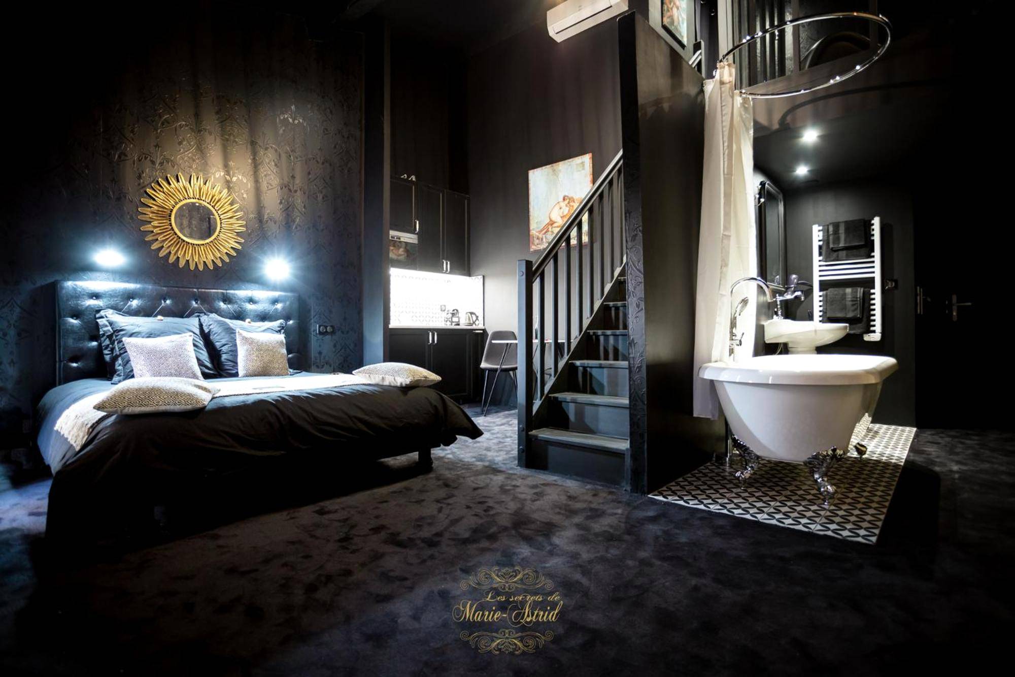 Chambre avec lit double et baignoire îlot - Love Room Bordeaux - Les Secrets de Marie - Astrid, Suite Love Room