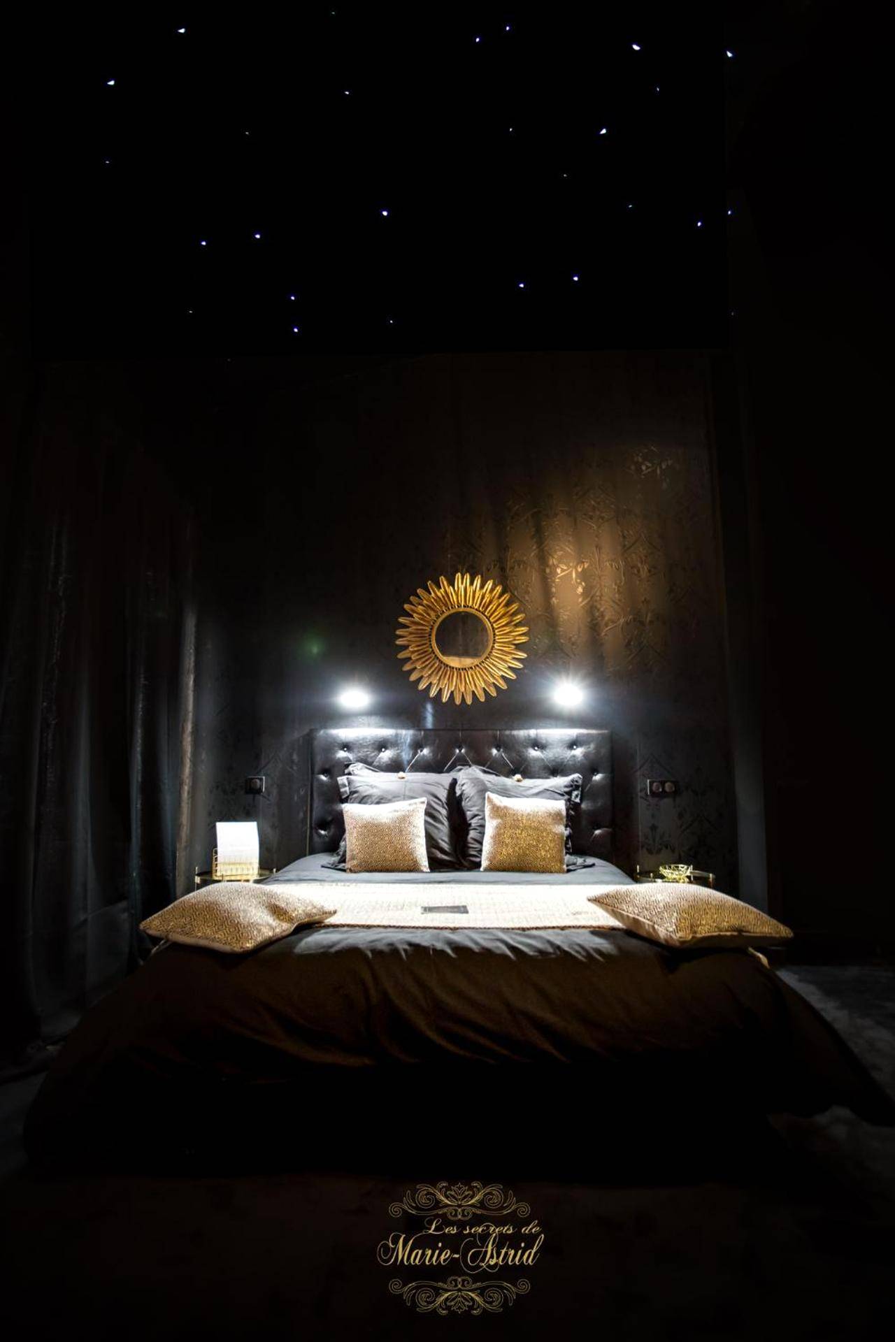 Lit double sous un plafond étoilé - Les Secrets de Marie - Astrid, Suite Love Room