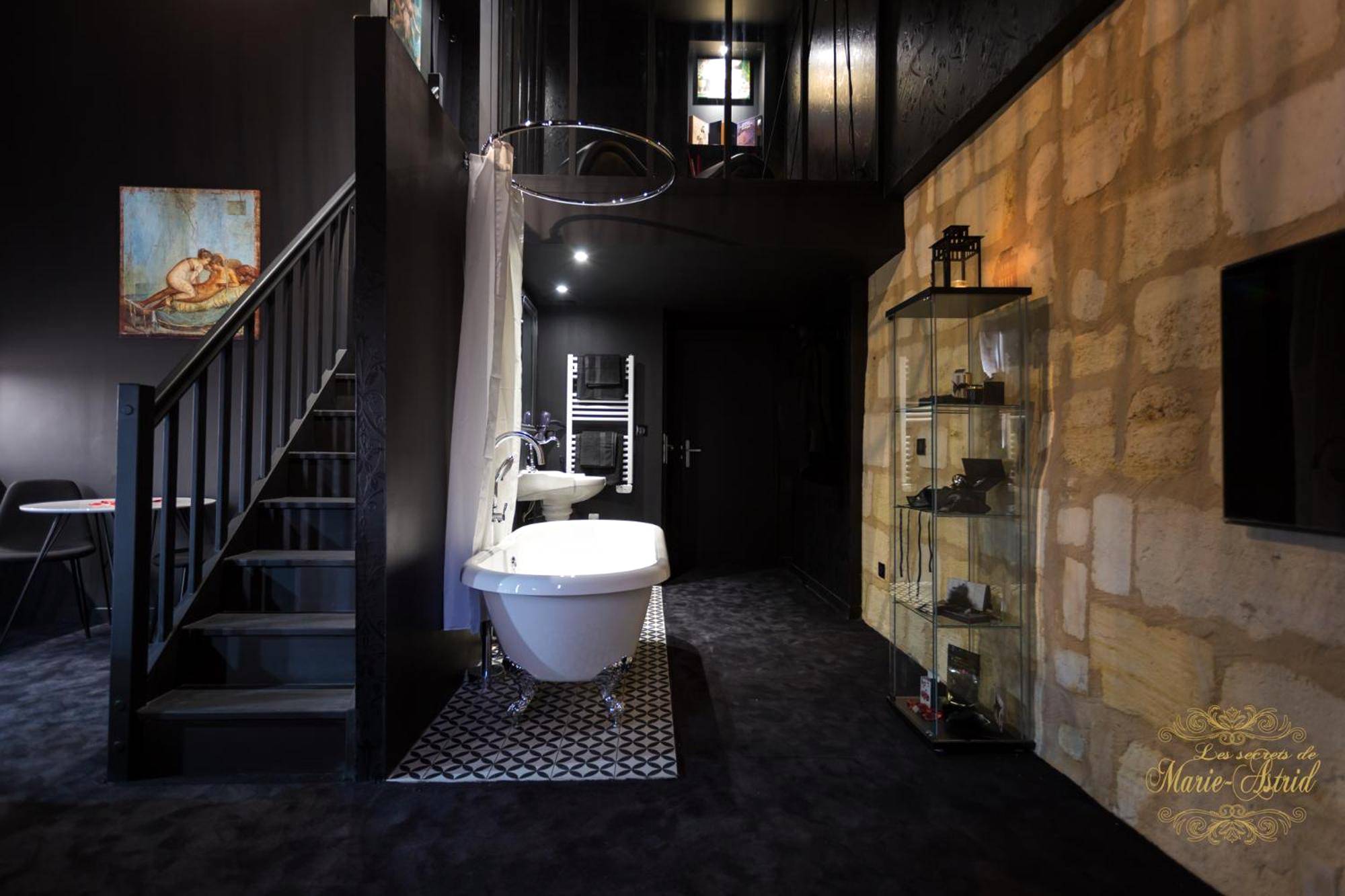 Baignoire ancienne et mur en pierre apparente - Les Secrets de Marie - Astrid, Suite Love Room