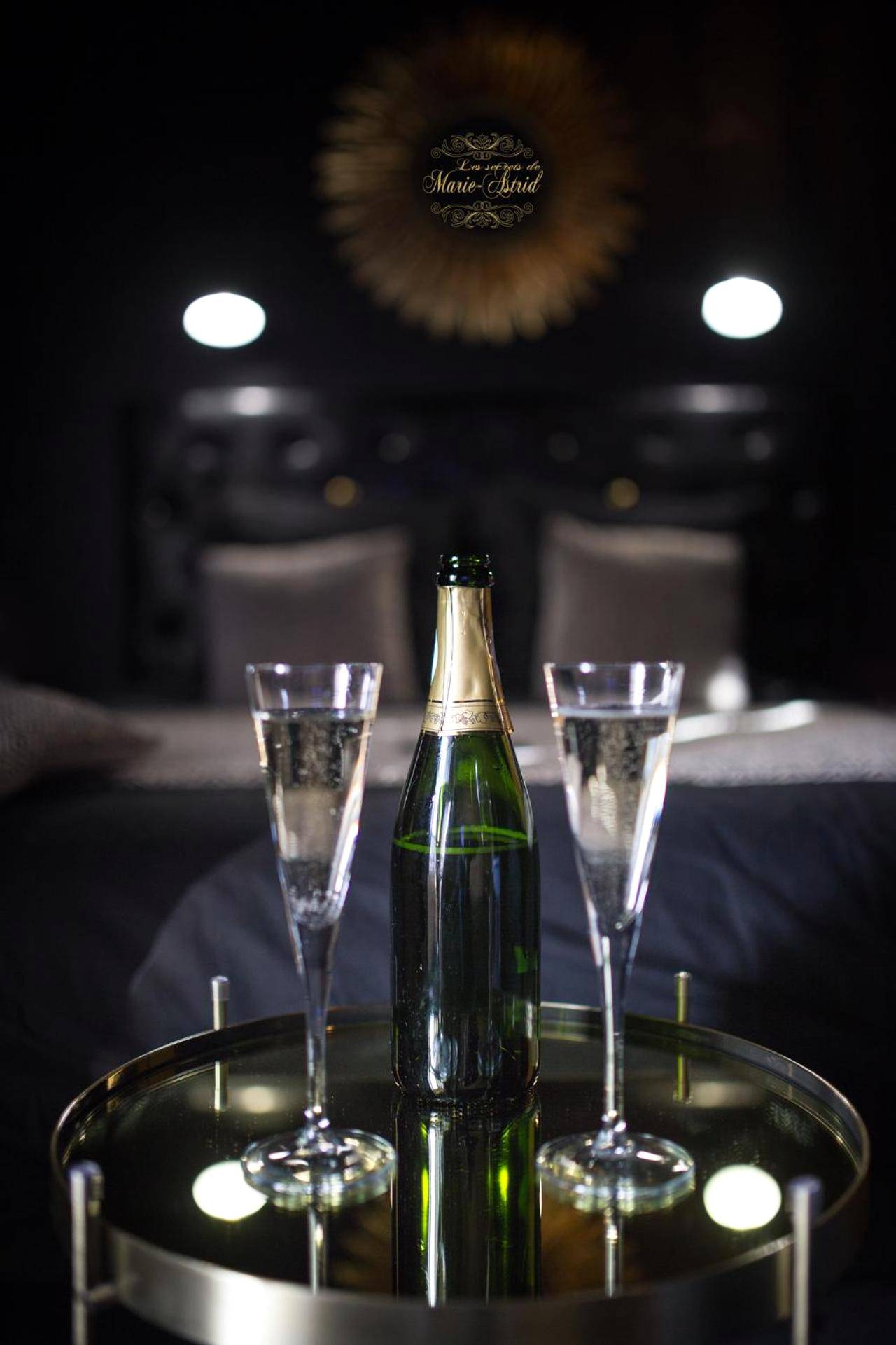 Bouteille de champagne et deux flûtes - Les Secrets de Marie - Astrid, Suite Love Room