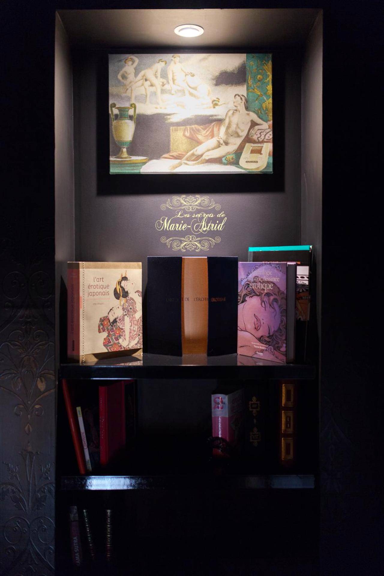 Bibliothèque thématique avec tableaux érotiques - Les Secrets de Marie - Astrid, Suite Love Room