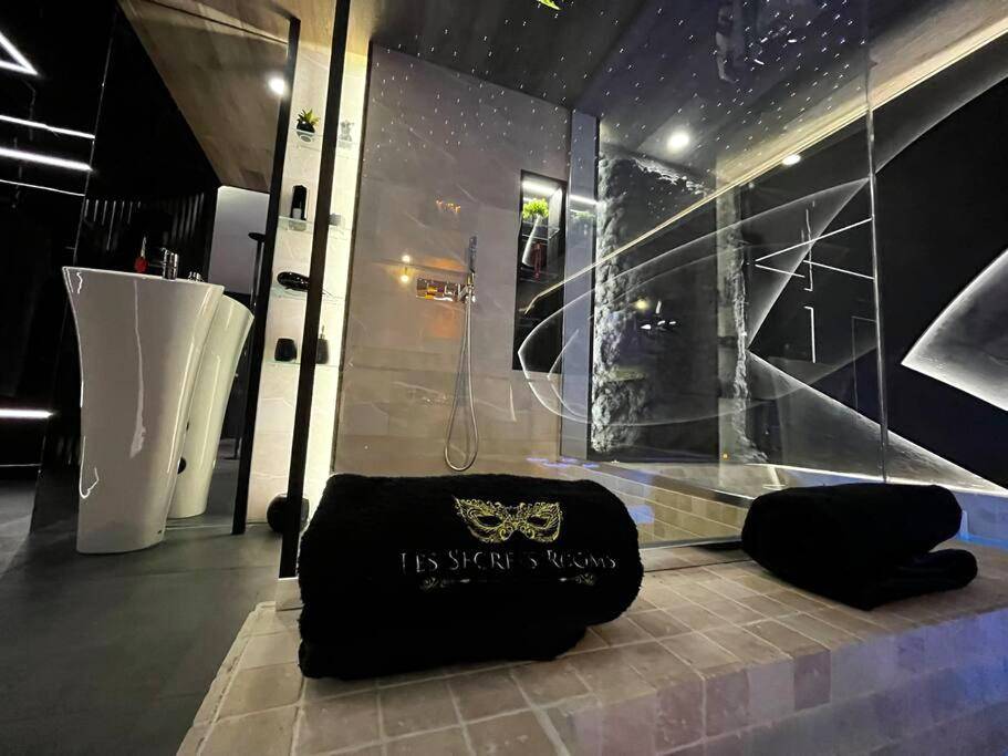 Espace douche moderne et vasques design - Les Secrets Rooms/Love Room