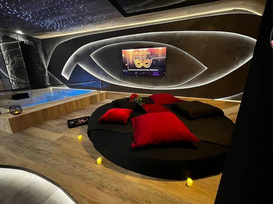 Lit rond avec coussins rouges et ciel étoilé - Les Secrets Rooms/Love Room