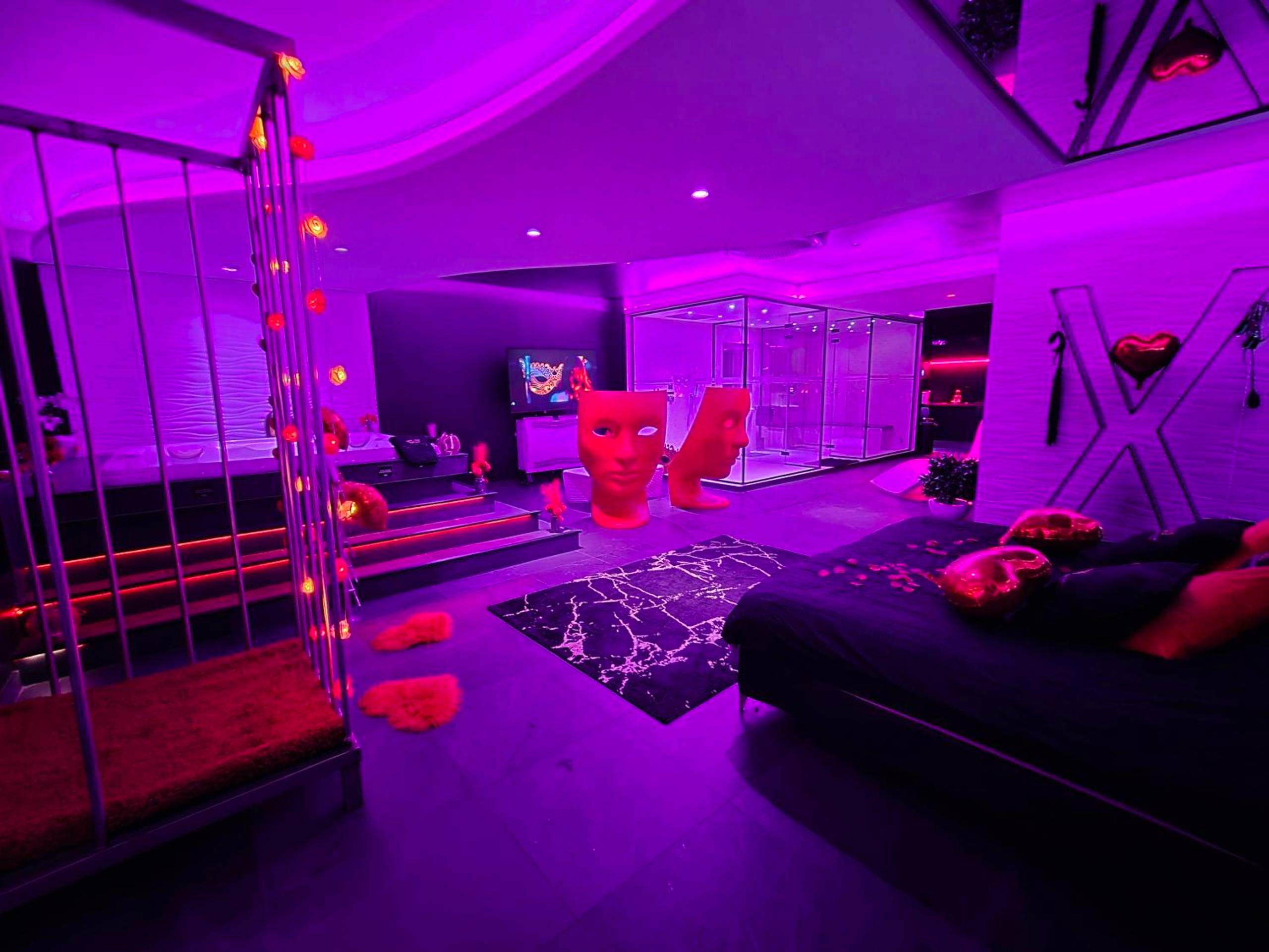 Suite romantique avec jacuzzi et néons violets - Love Room Hagondange - Les Secrets Rooms