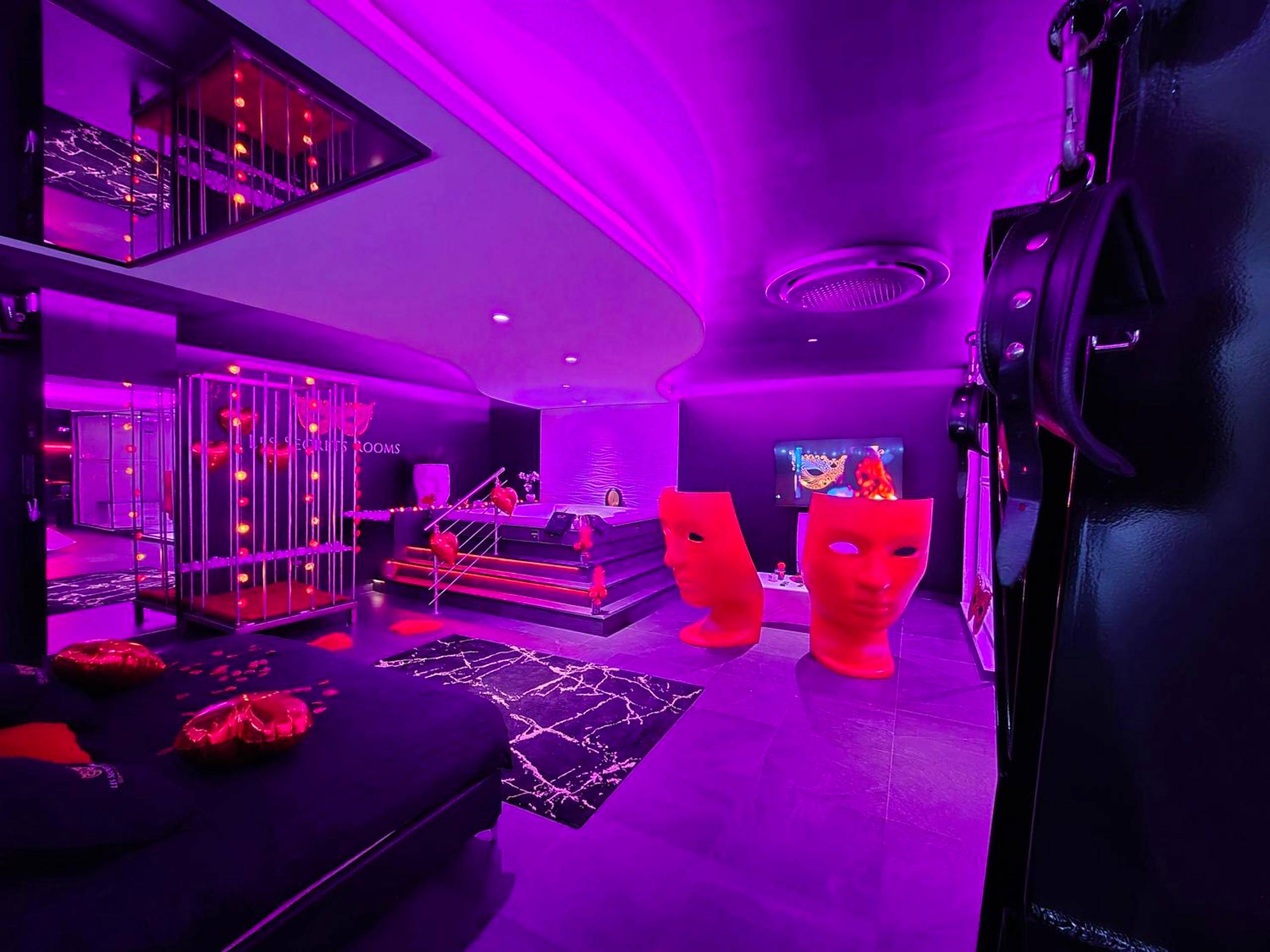 Espace détente avec fauteuils visages et spa - Les Secrets Rooms