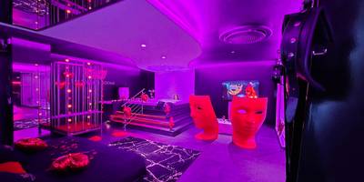 Espace détente avec fauteuils visages et spa - Les Secrets Rooms