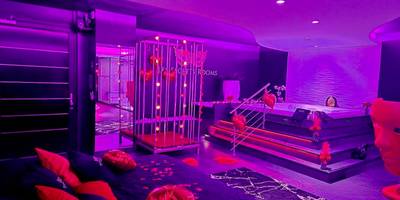 Lit king size avec pétales et ballons cœurs - Les Secrets Rooms