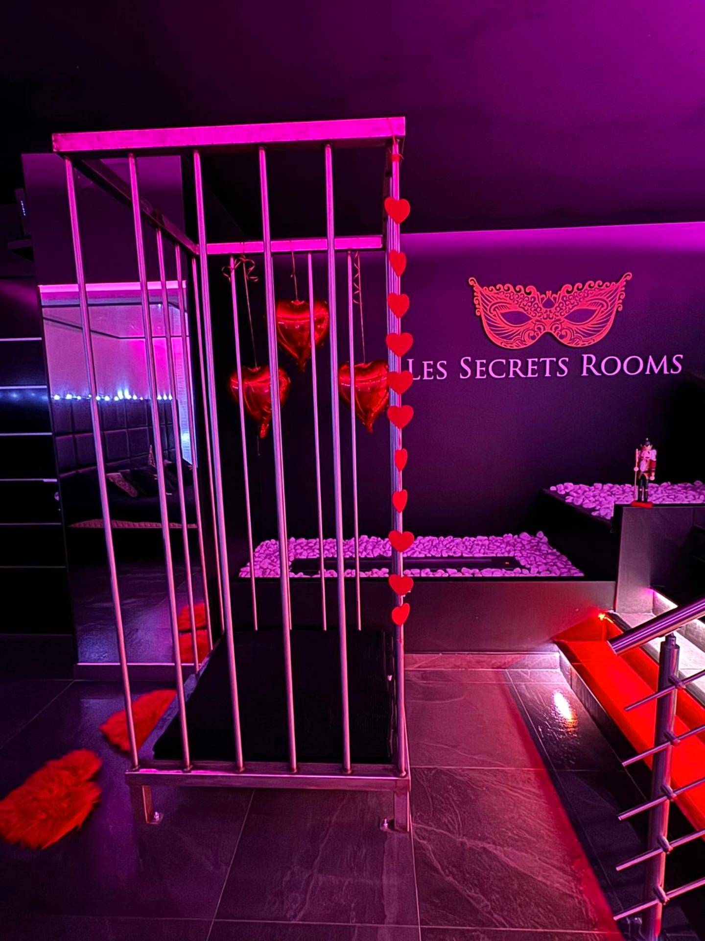 Cage décorative en métal et ambiance tamisée - Les Secrets Rooms
