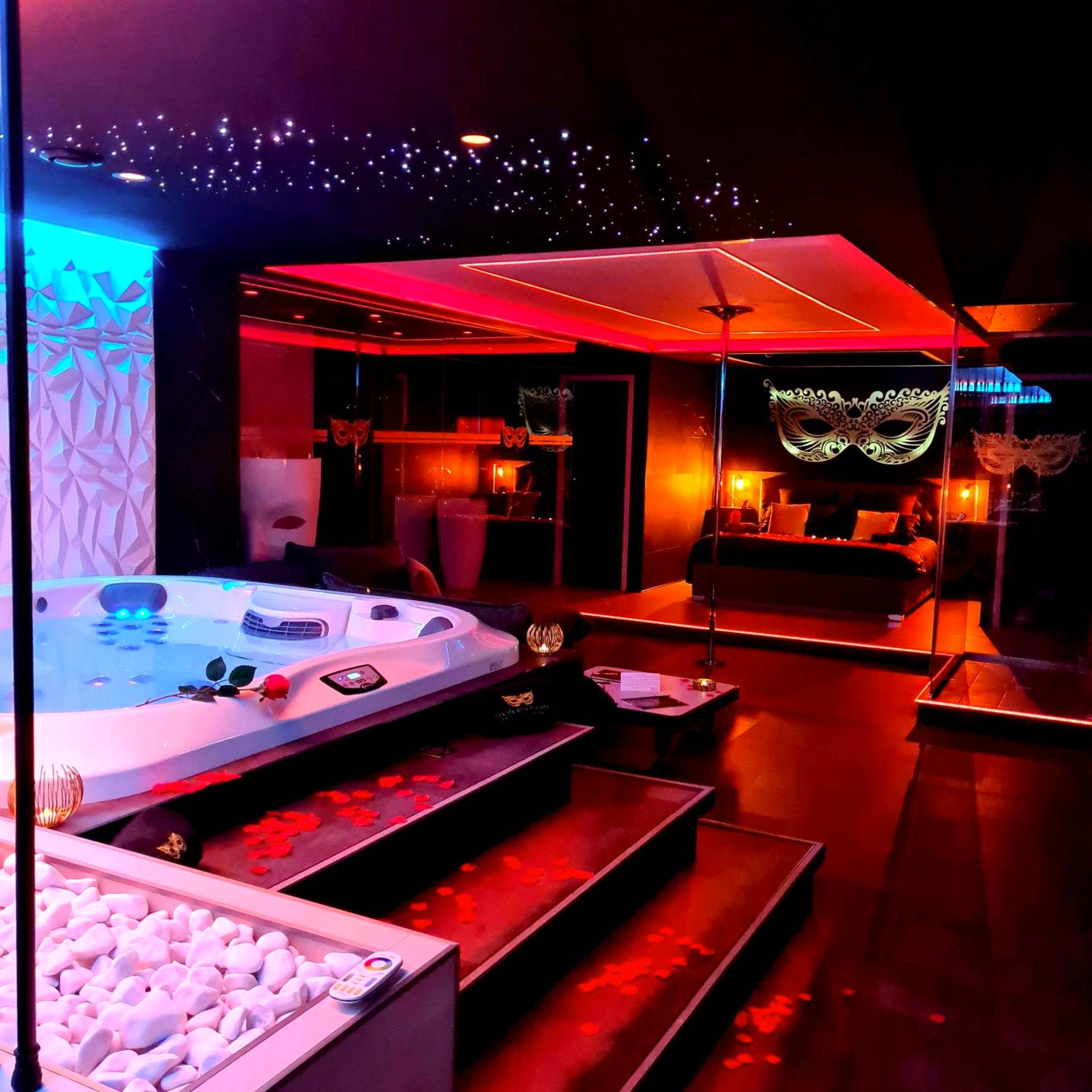 Jacuzzi et lit king size sous ciel étoilé - Love Room Espira - de - l'Agly - LES SECRETS ROOMS, LOVE ROOM DE LUXE AVEC...
