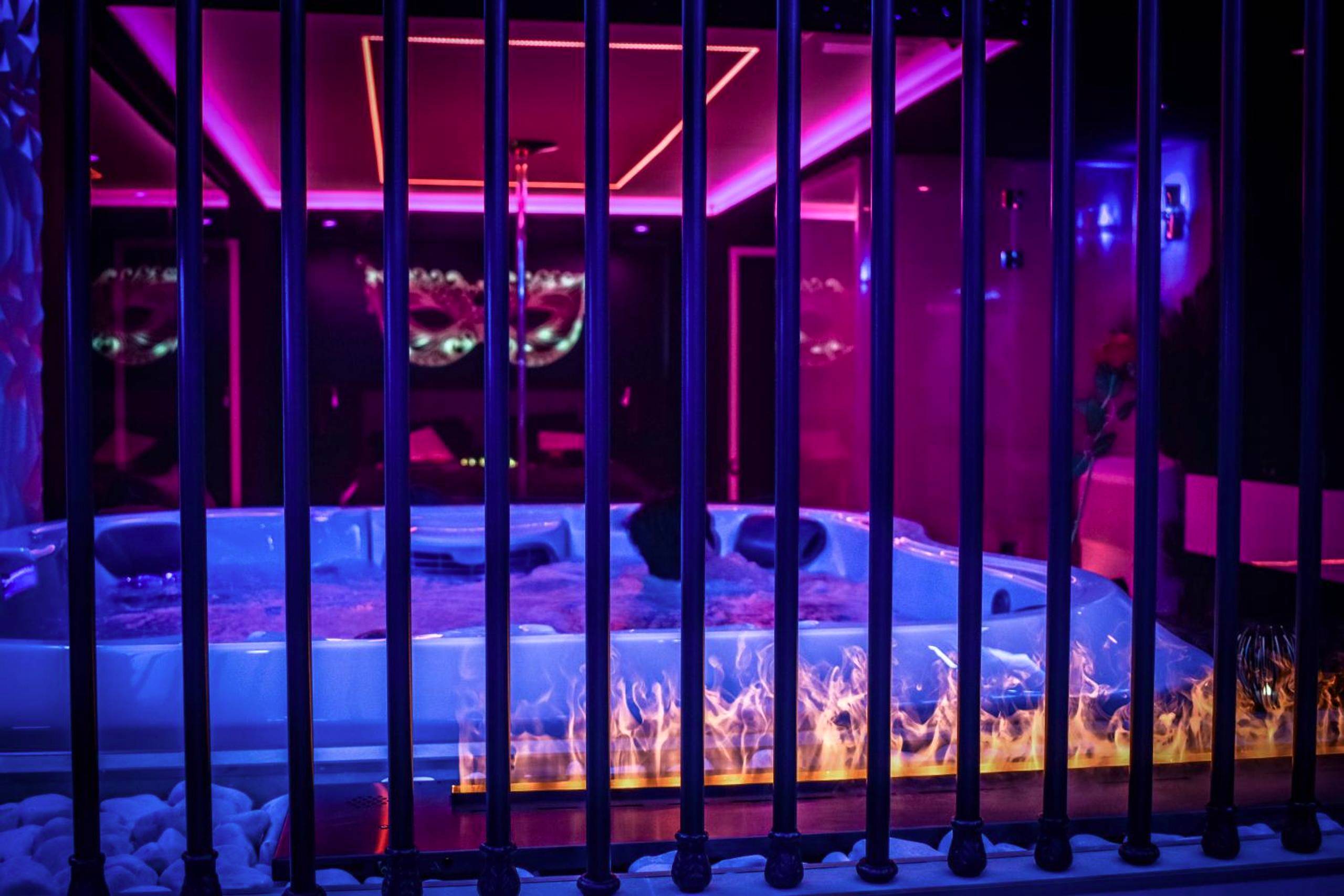 Jacuzzi avec cheminée et barre de pole dance - LES SECRETS ROOMS, LOVE ROOM DE LUXE AVEC JACUZZI