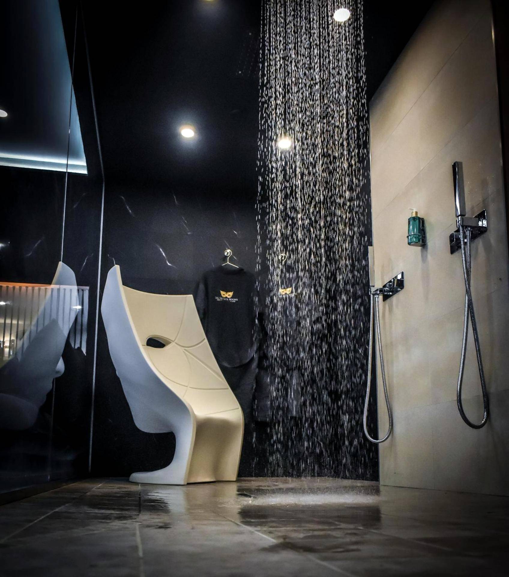 Douche sensorielle avec fauteuil design - LES SECRETS ROOMS, LOVE ROOM DE LUXE AVEC JACUZZI