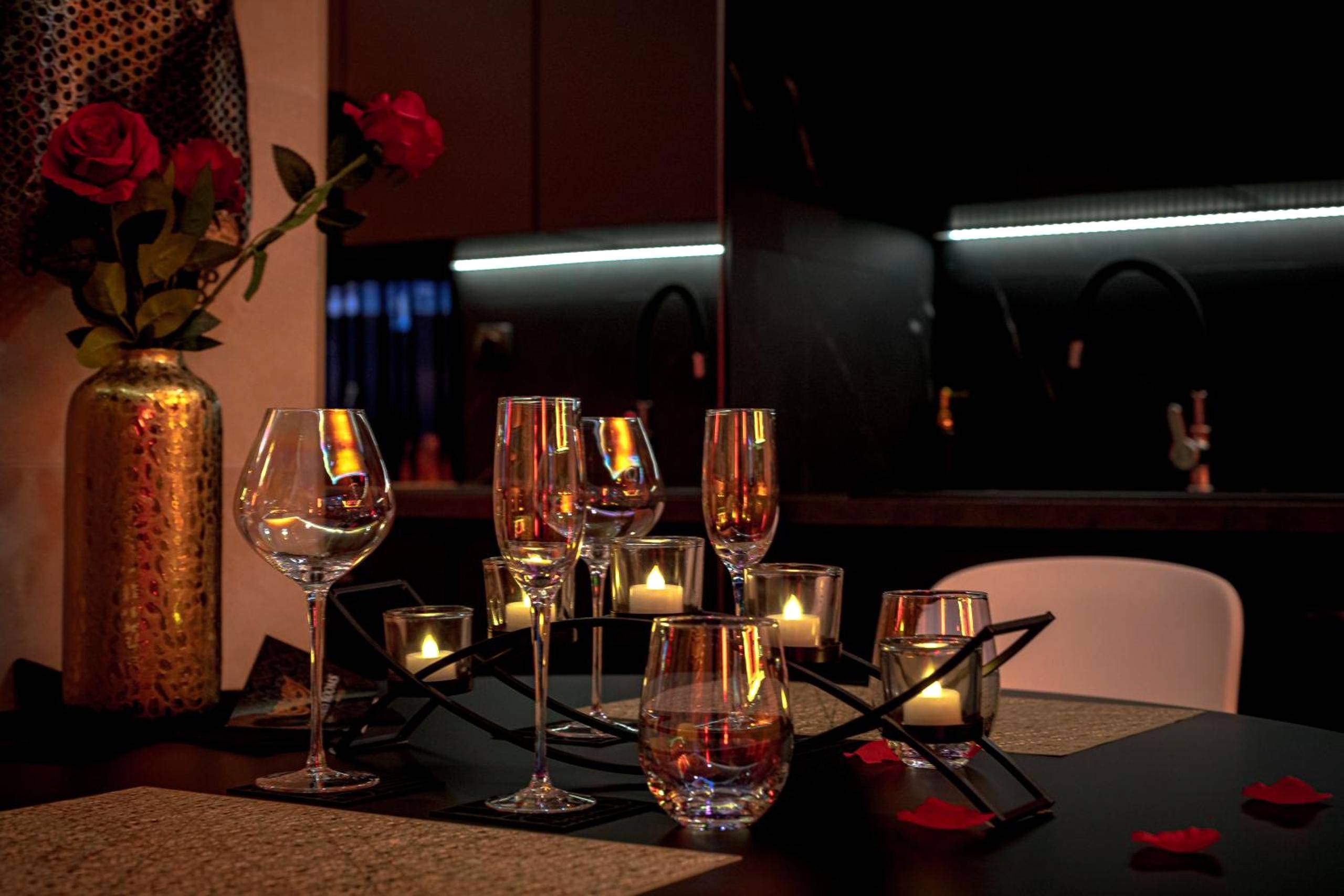 Table dressée avec bougies et verres à vin - LES SECRETS ROOMS, LOVE ROOM DE LUXE AVEC JACUZZI