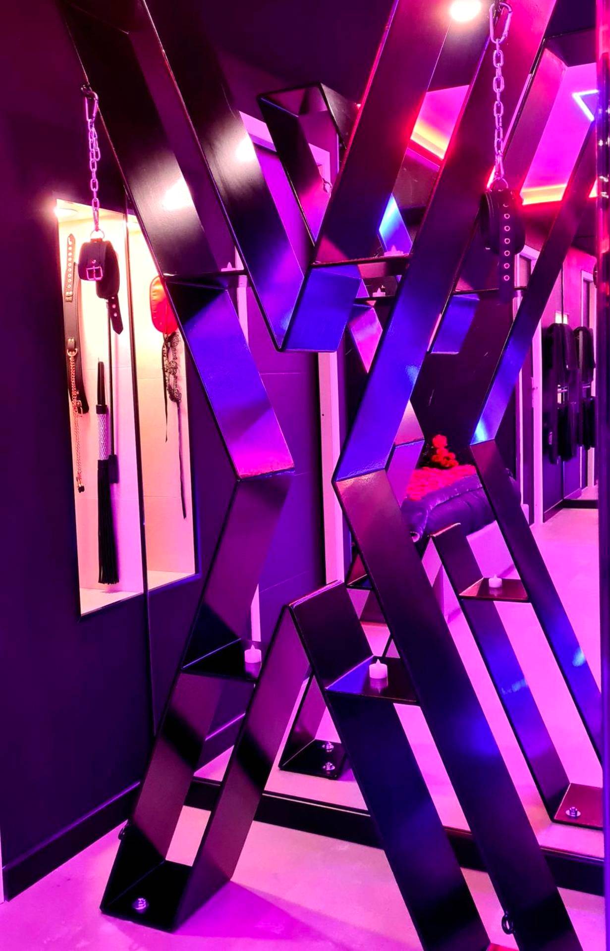 Croix de Saint - André et accessoires érotiques - LES SECRETS ROOMS, LOVE ROOM DE LUXE AVEC JACUZZI