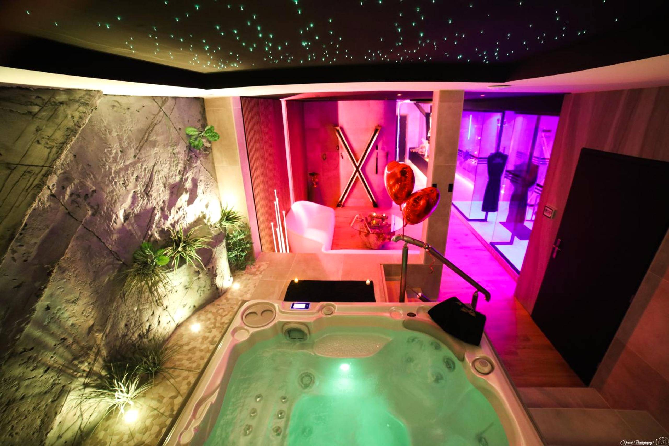 Jacuzzi privatif sous plafond étoilé - Love Room Bonneval - Les Secrets Rooms - Bonneval - Love Room - Spa et Hammam Privatif