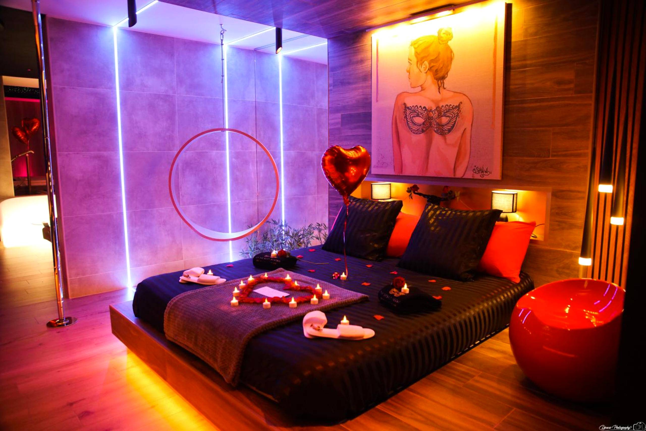 Lit king size avec pétales et balançoire - Les Secrets Rooms - Bonneval - Love Room - Spa et Hammam Privatif