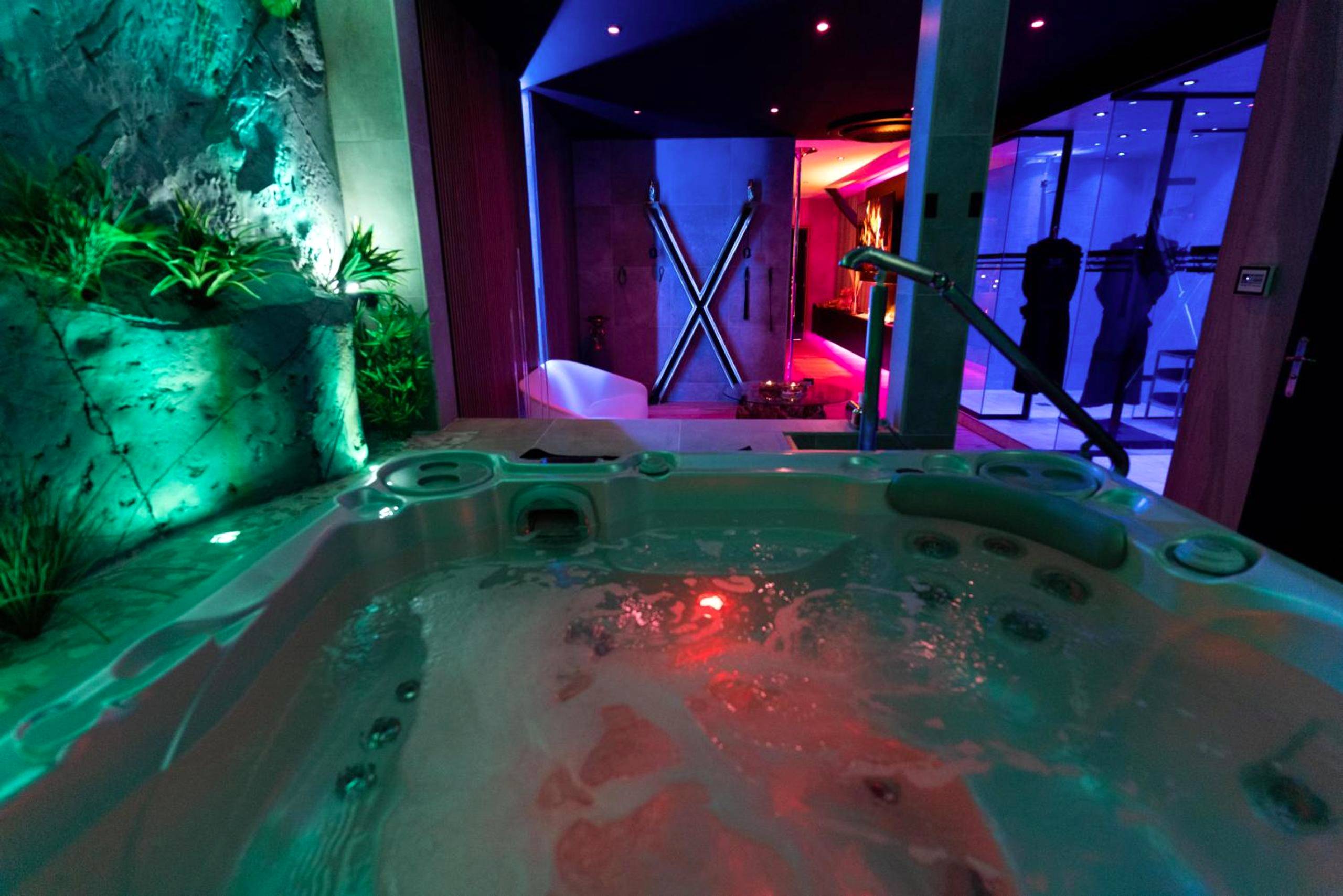 Bain à remous éclairé et croix de Saint - André - Les Secrets Rooms - Bonneval - Love Room - Spa et Hammam Privatif