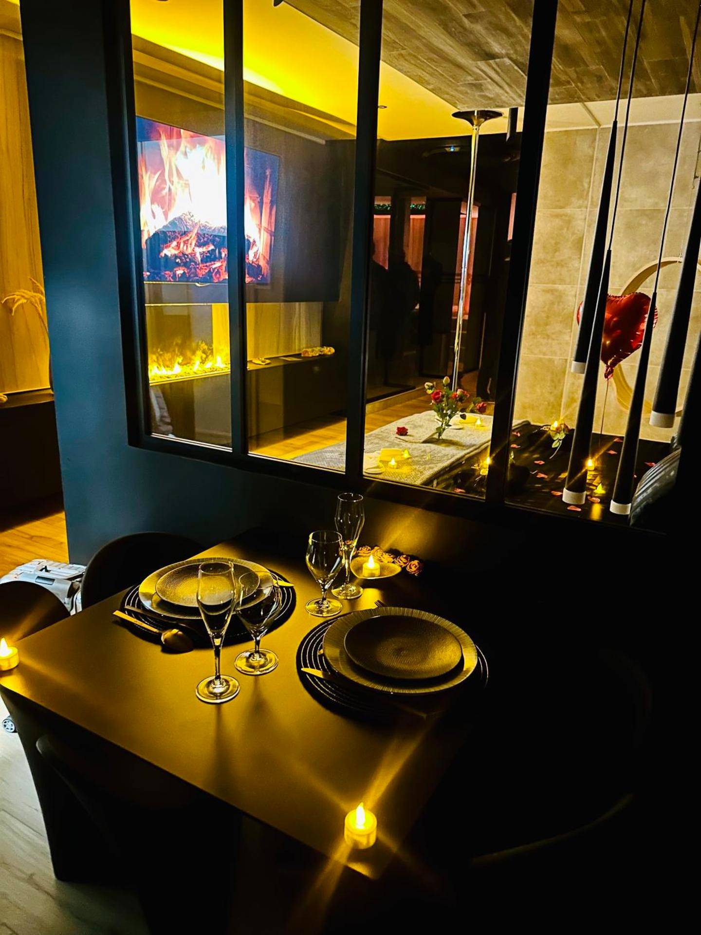 Table dressée pour dîner romantique - Les Secrets Rooms - Bonneval - Love Room - Spa et Hammam Privatif