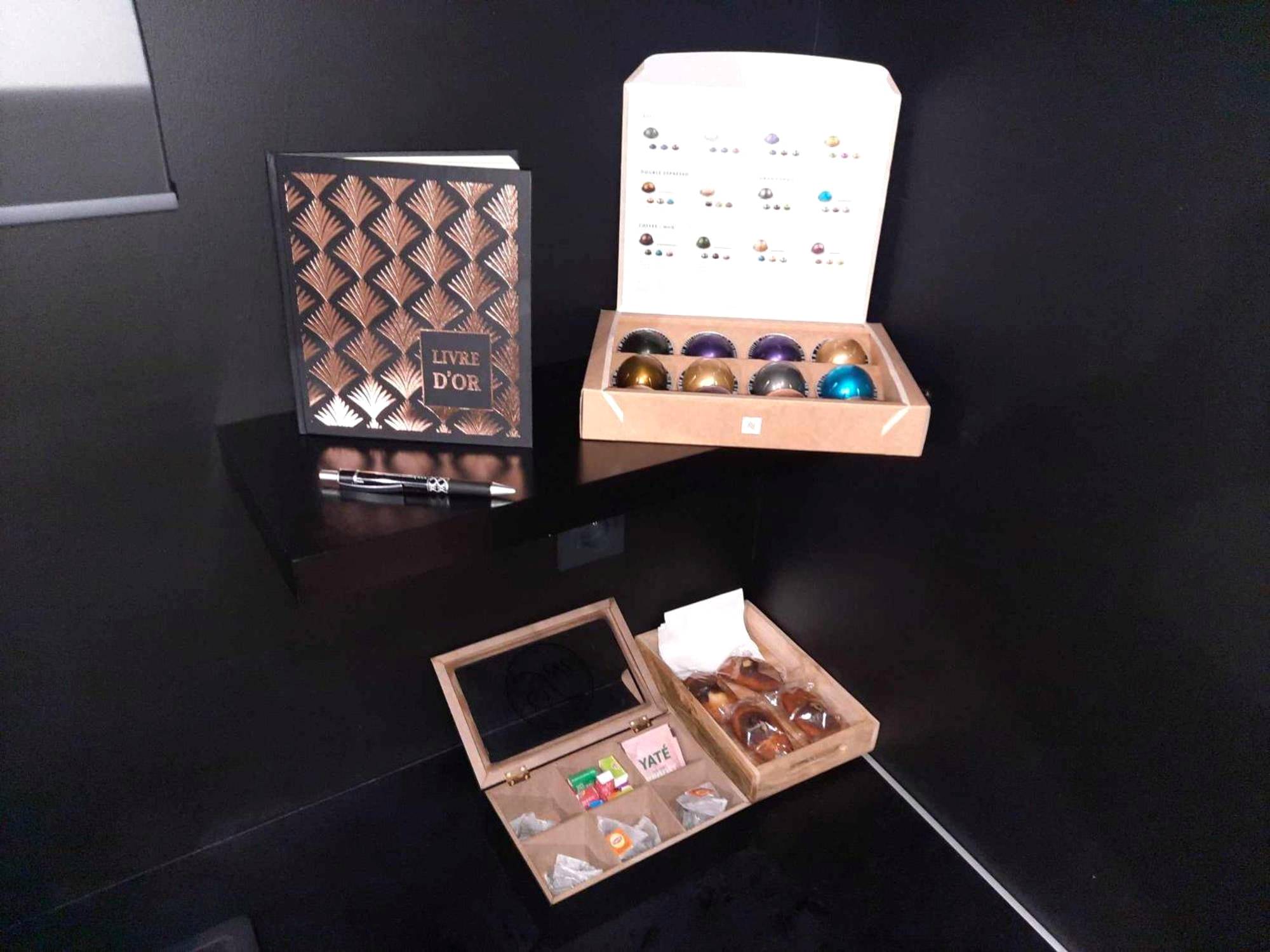 Livre d'or et coffret de capsules de café - Les Secrets Rooms - Bonneval - Love Room - Spa et Hammam Privatif