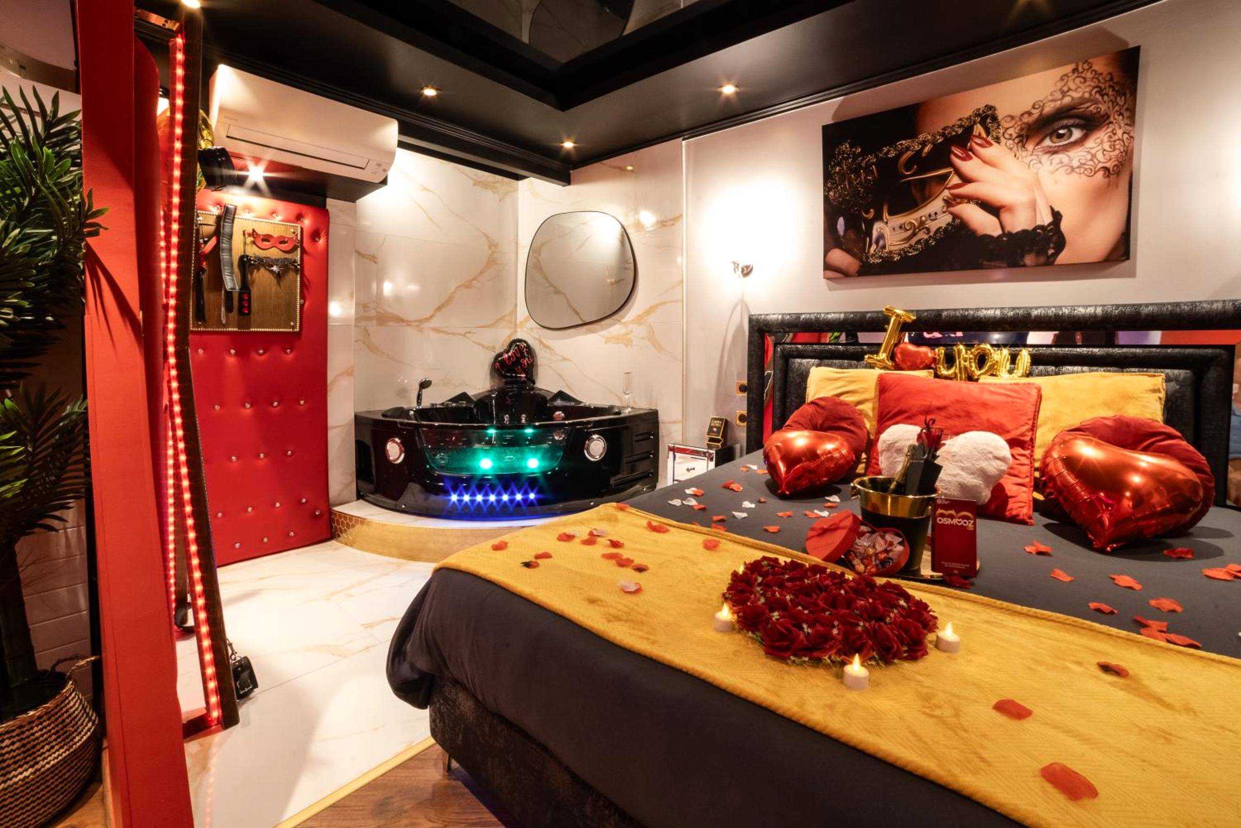 Lit avec pétales de rose et jacuzzi éclairé - Love Room Nancy - Sensual Room Love Room Nancy Sauna Double Douche